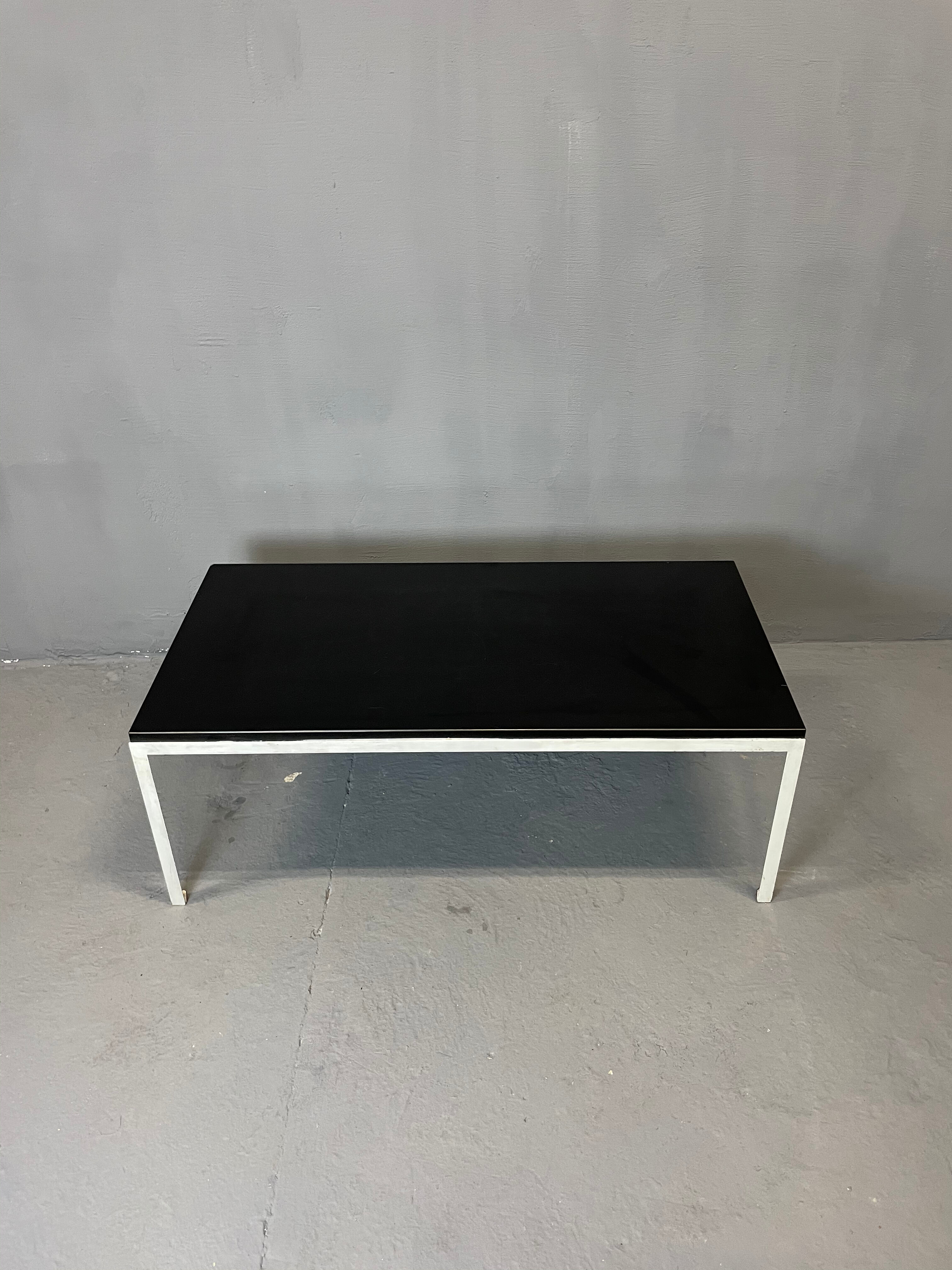 Modèle "T angle" coffee table by Florence Knoll Basset