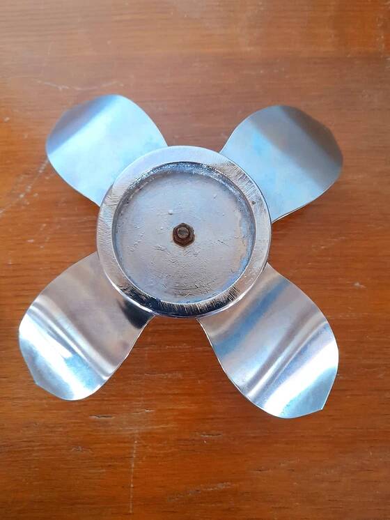 Cendrier fleur de lotus en métal argenté, 1970.