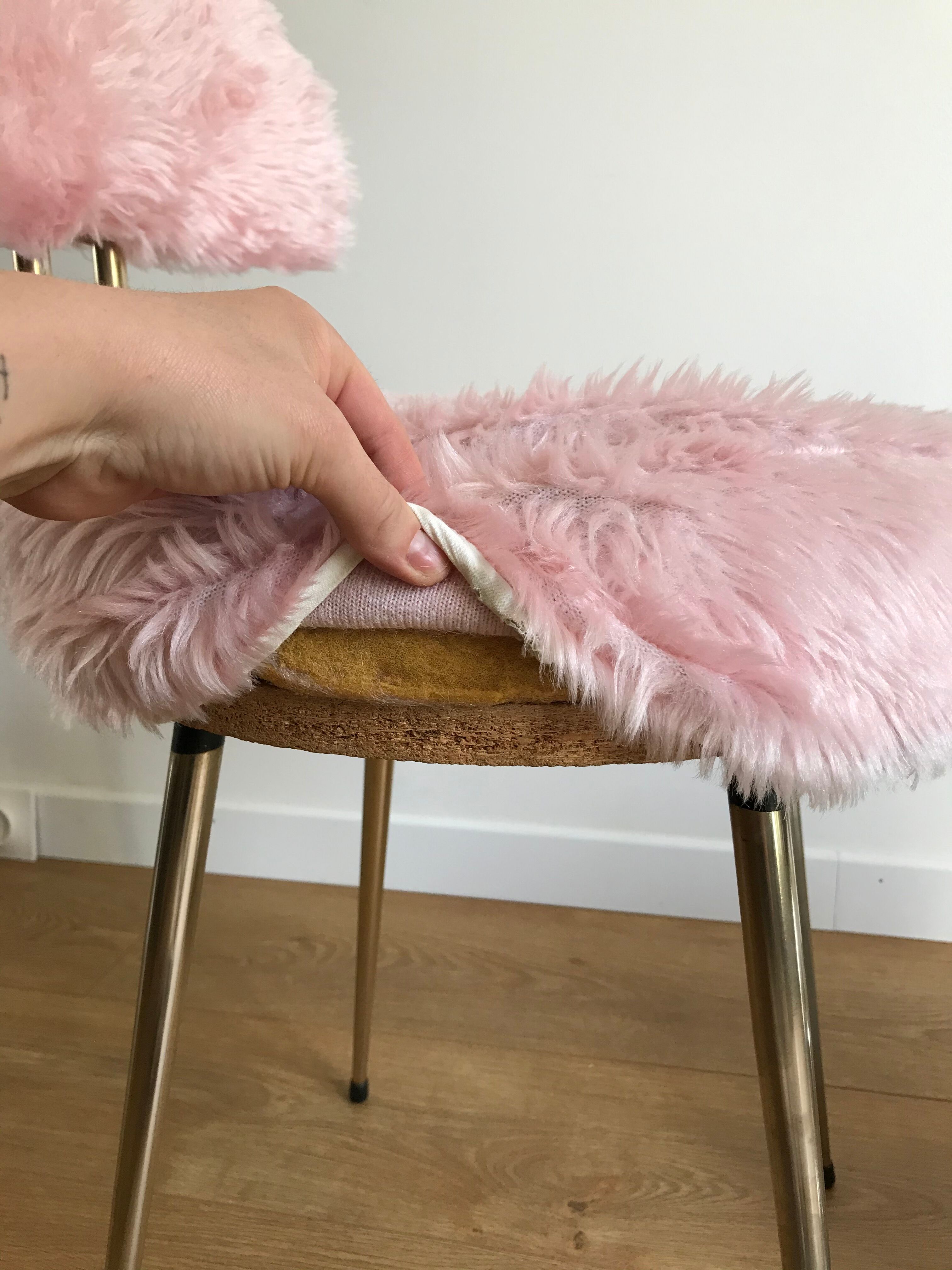 Pelfran rose moumoute chair