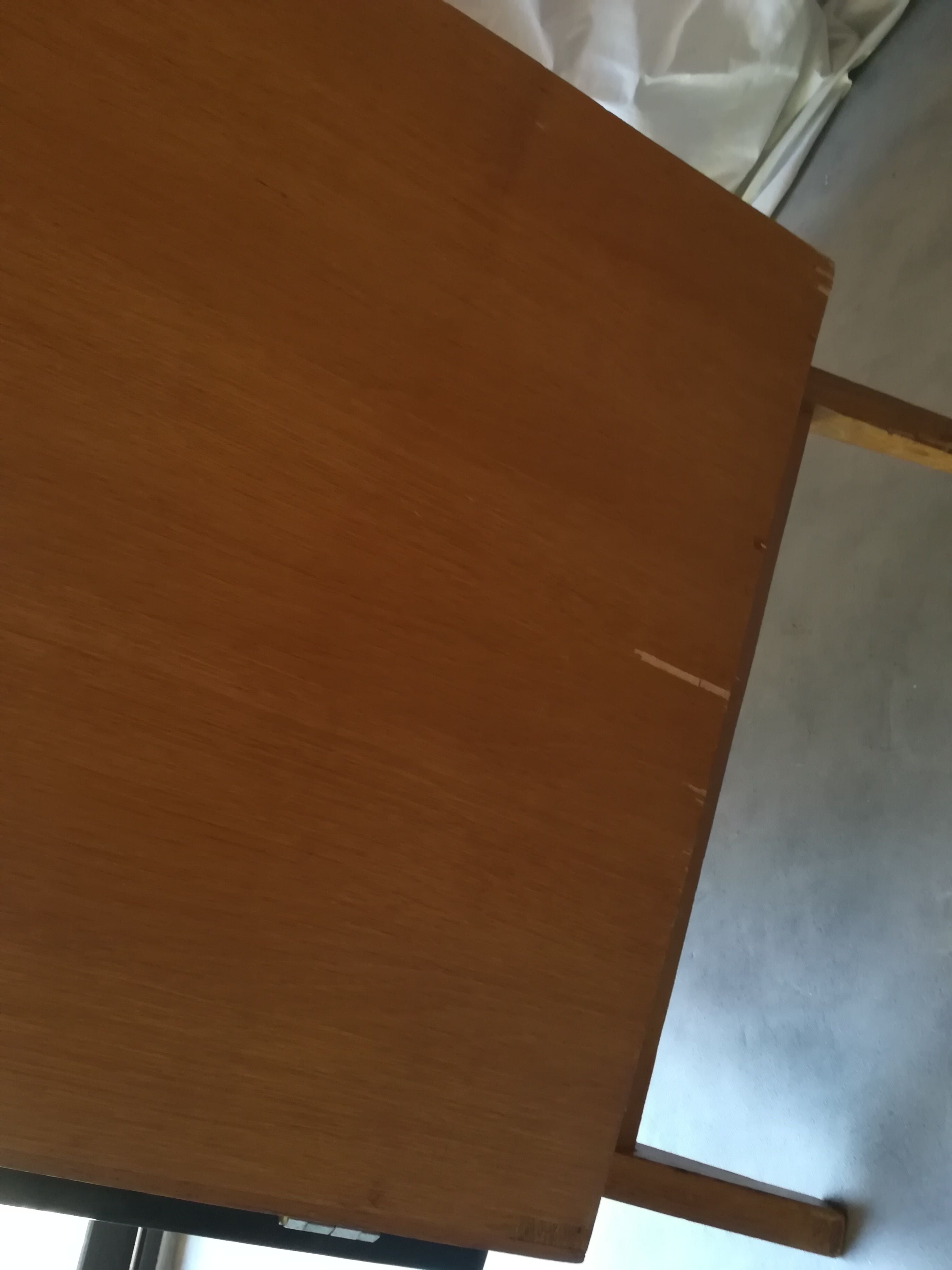 Vestiaire d'internat vintage pieds compas