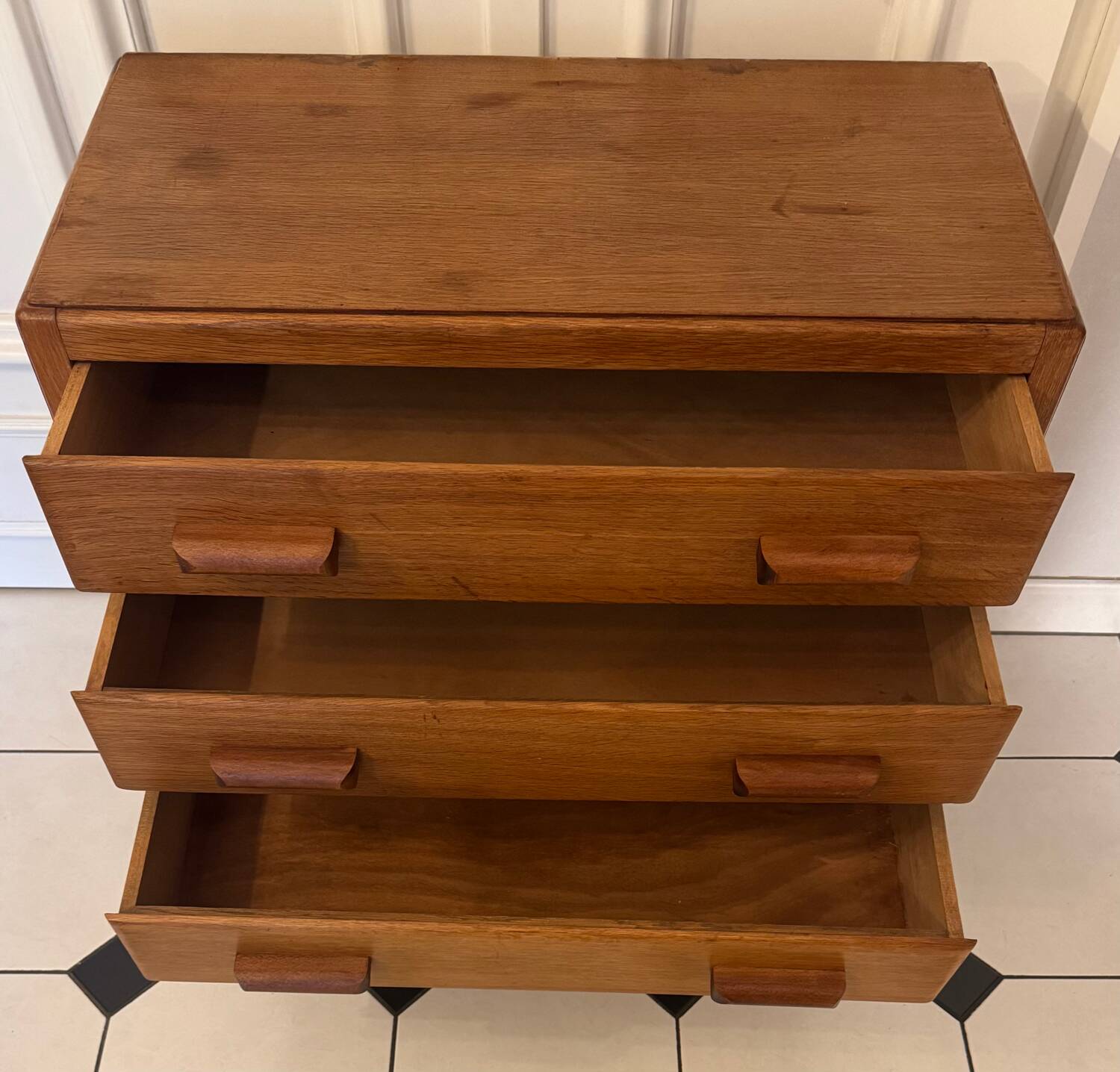 Commode vintage pied compas