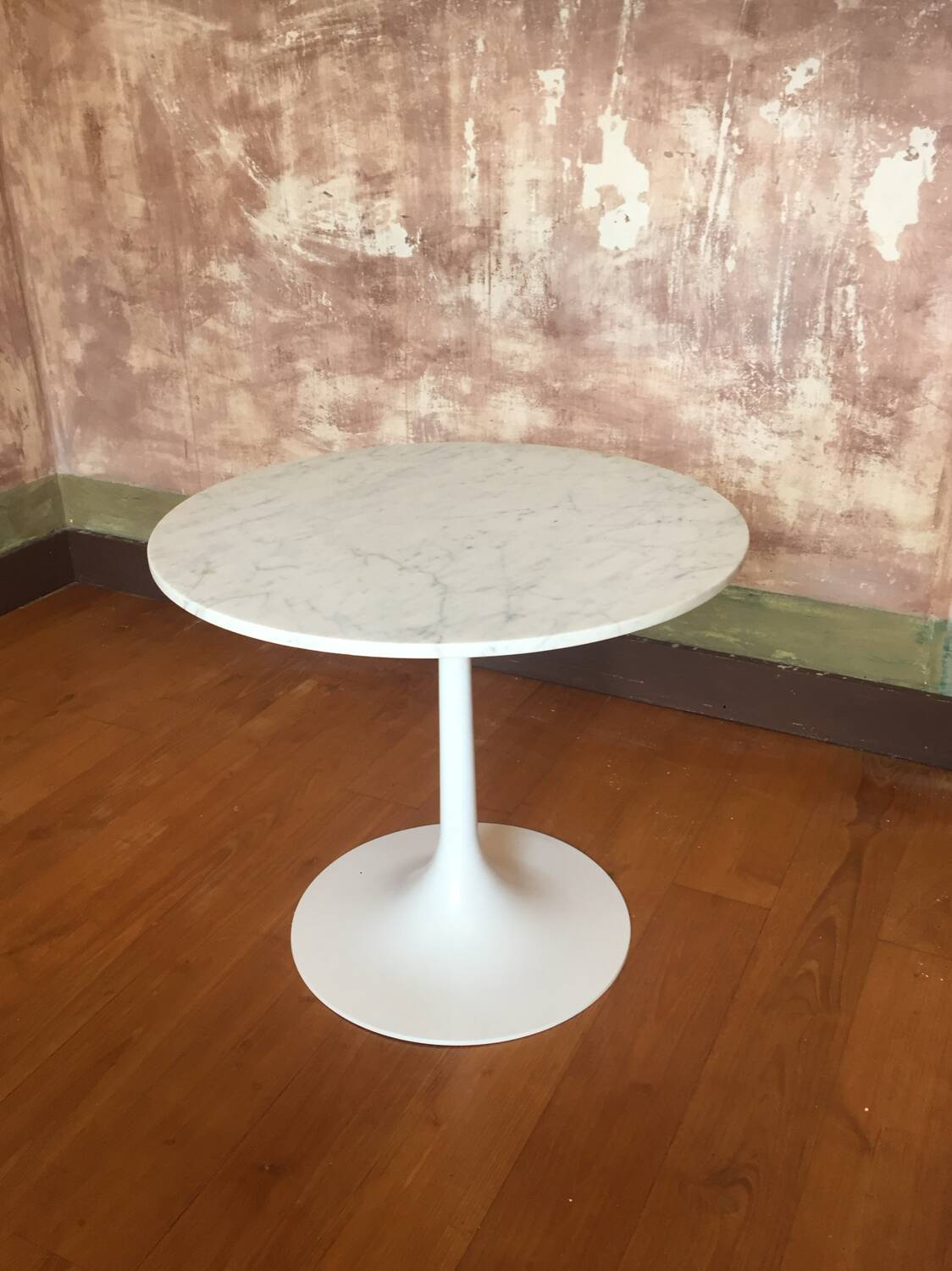 Carrara marble pedestal table