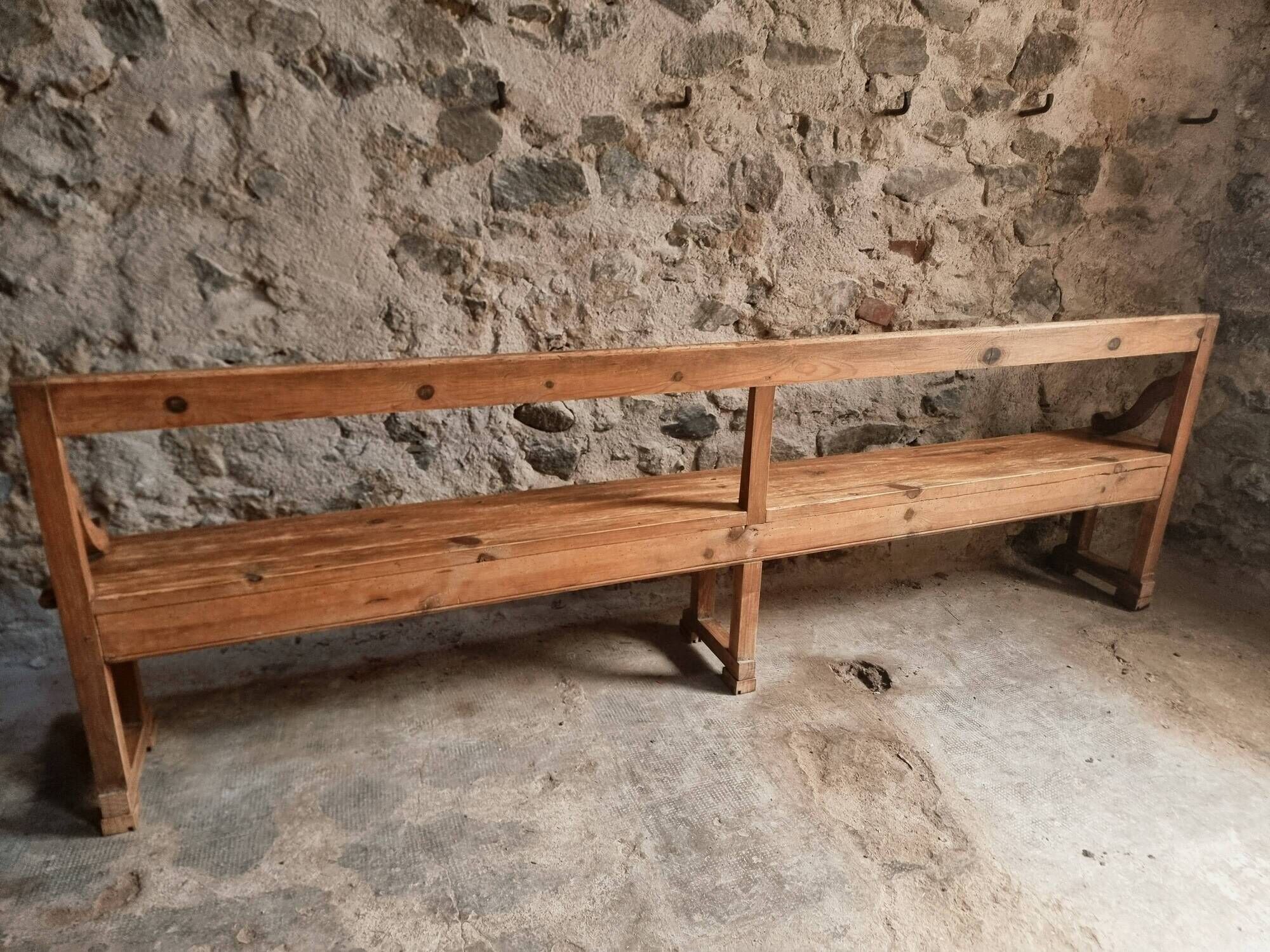 Grand banc ancien en bois avec dossier – fin XIXe siècle, pin et chêne