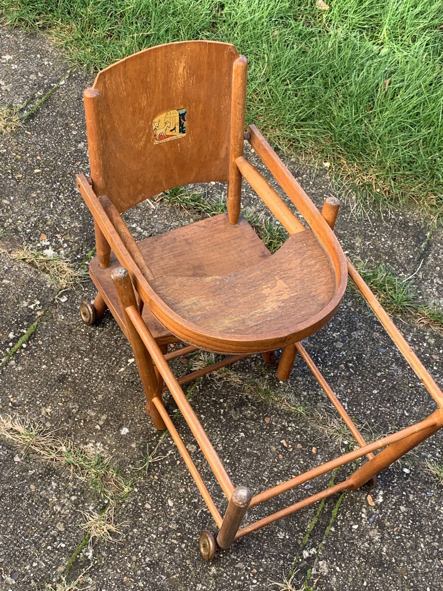 Chaise haute pour poupées en bois vintage
