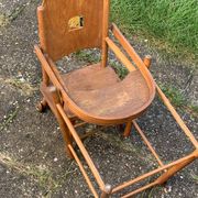 Chaise haute pour poupées en bois vintage