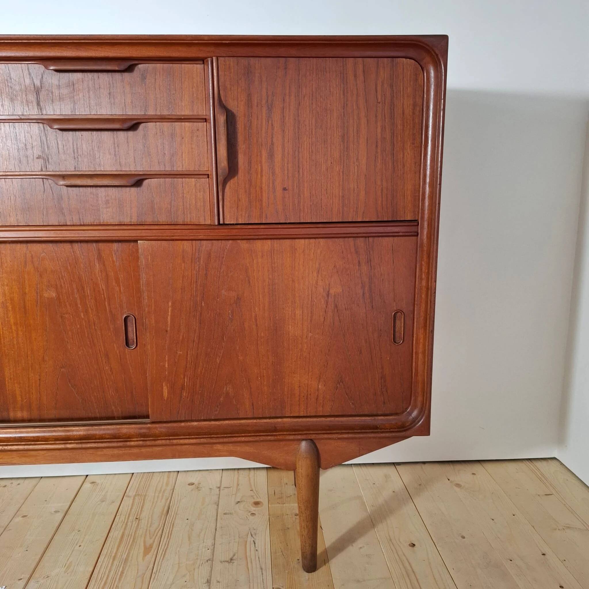 Buffet en teck haut avec tiroirs et portes coulissantes – design scandinave des années 1960.