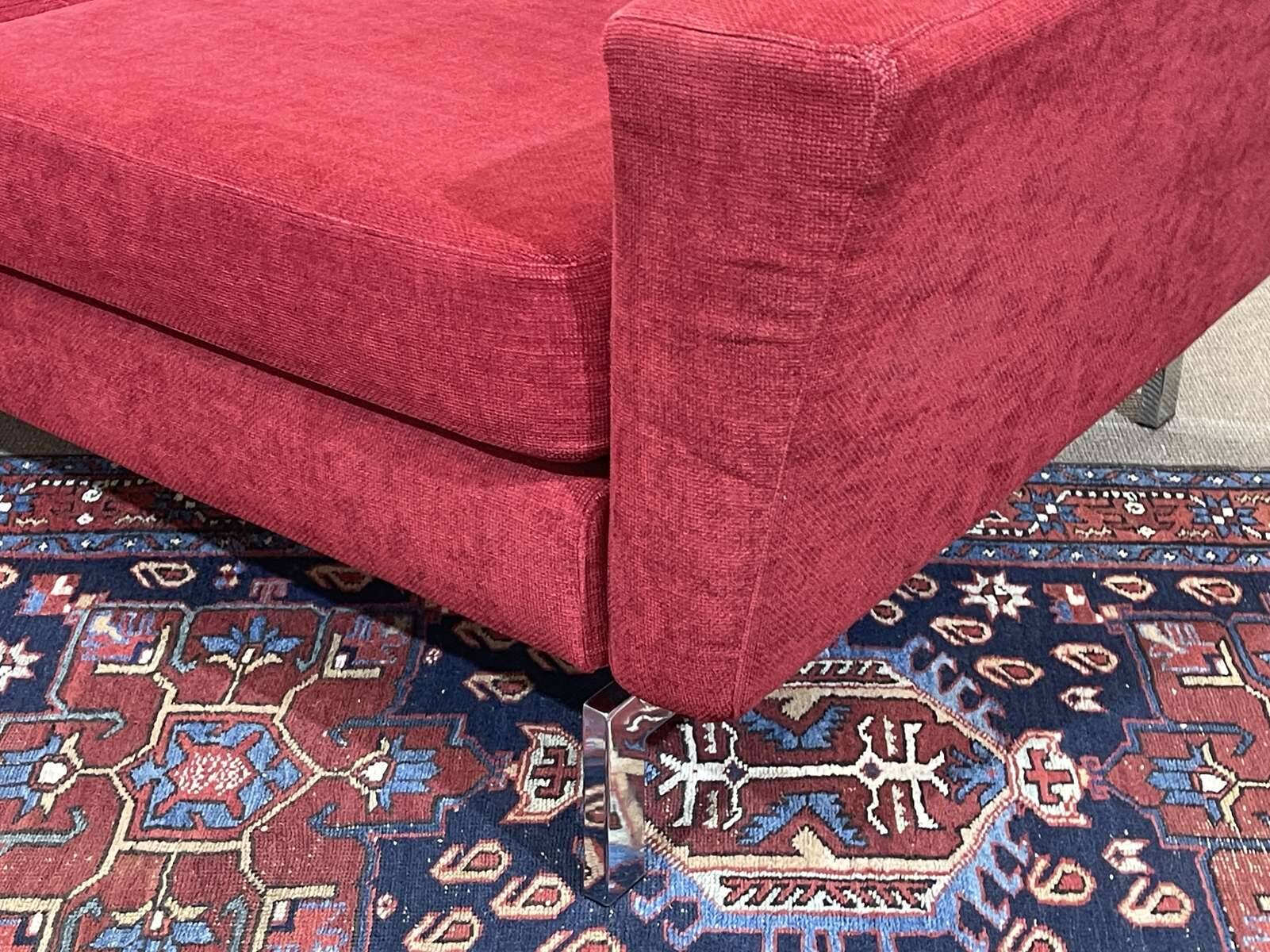 Canapé moderne en tissu et piètement chromé