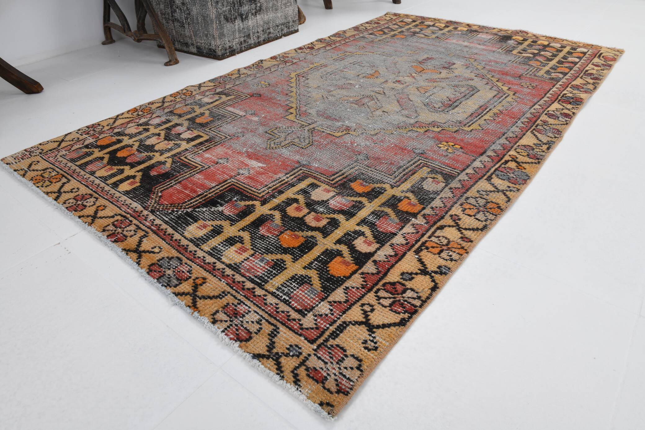 3x6 Shades Of Red & Black Handmade Wool Classic Vintage Rug, 100x179Cm