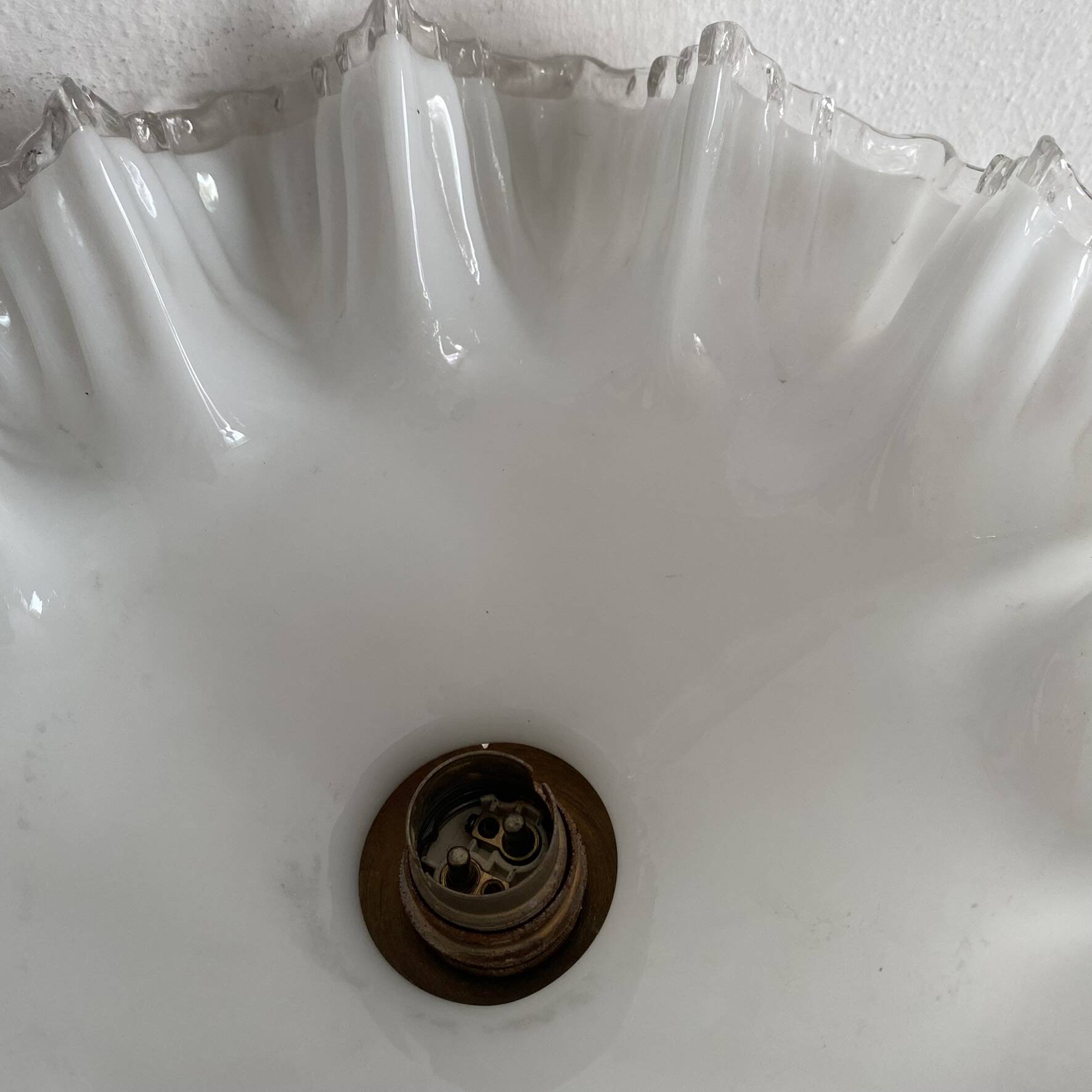 Ancien plafonnier opaline dentelée