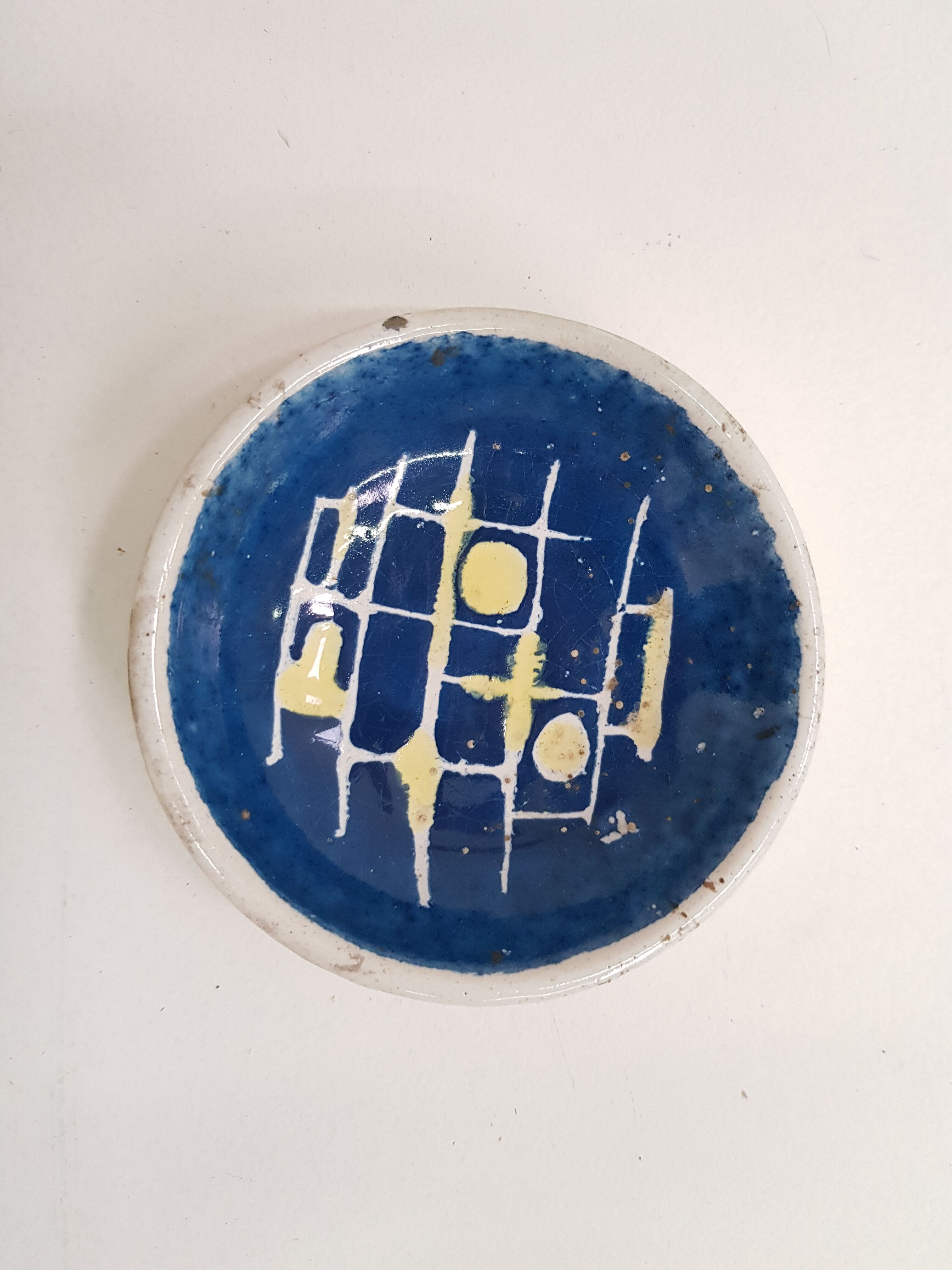 Small cup in white and blue vintage ceramic with yellow motis.
