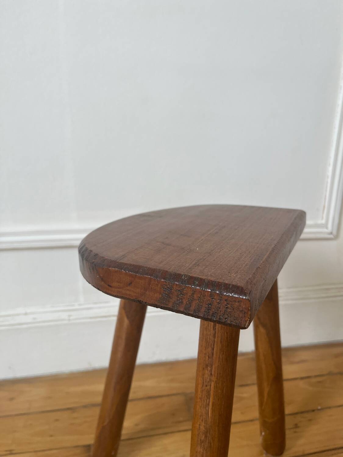 Tabouret tripode demi-lune