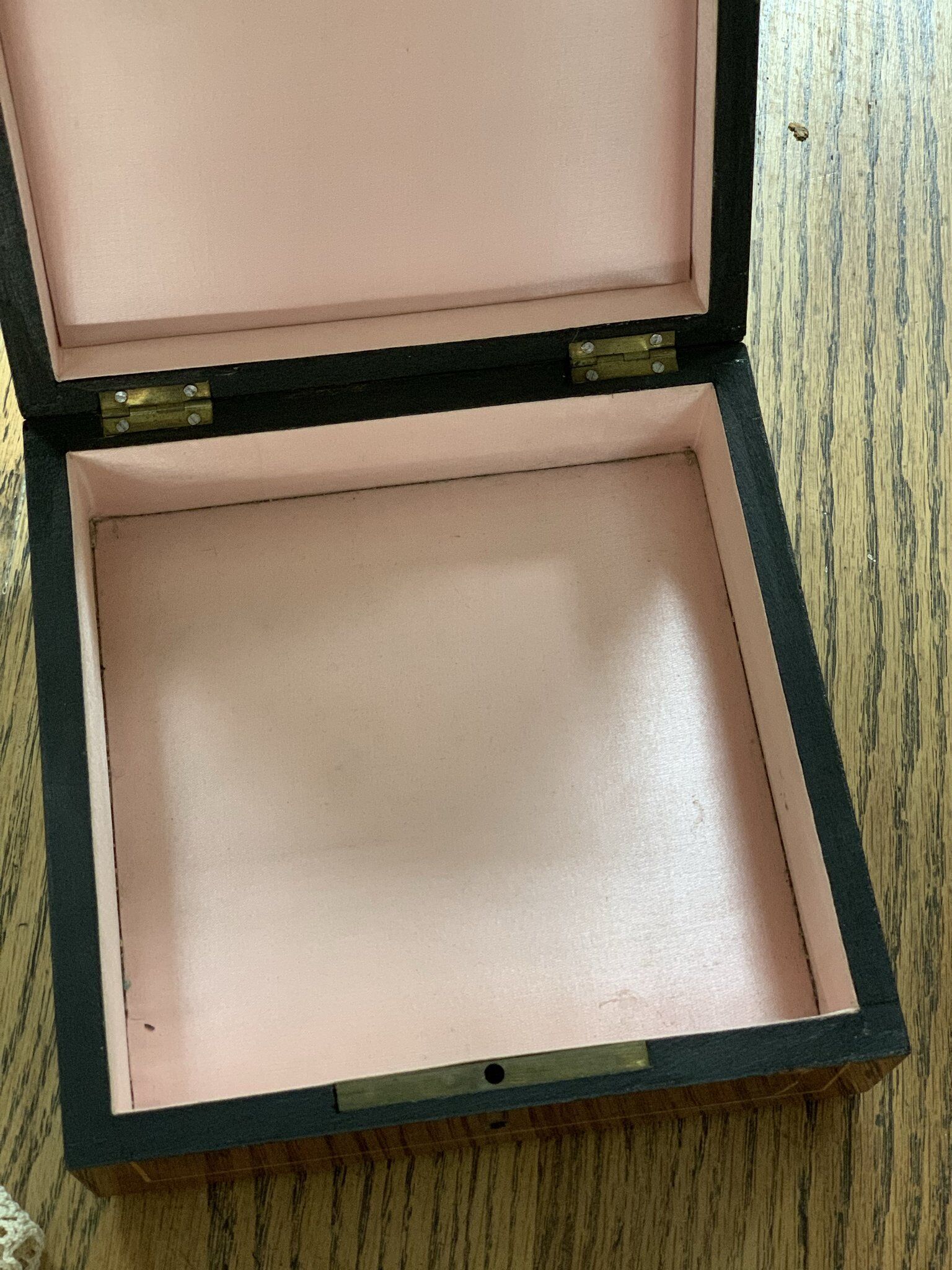 Coffret à bijoux en bois plaqué marqueté à décor de marqueterie laiton