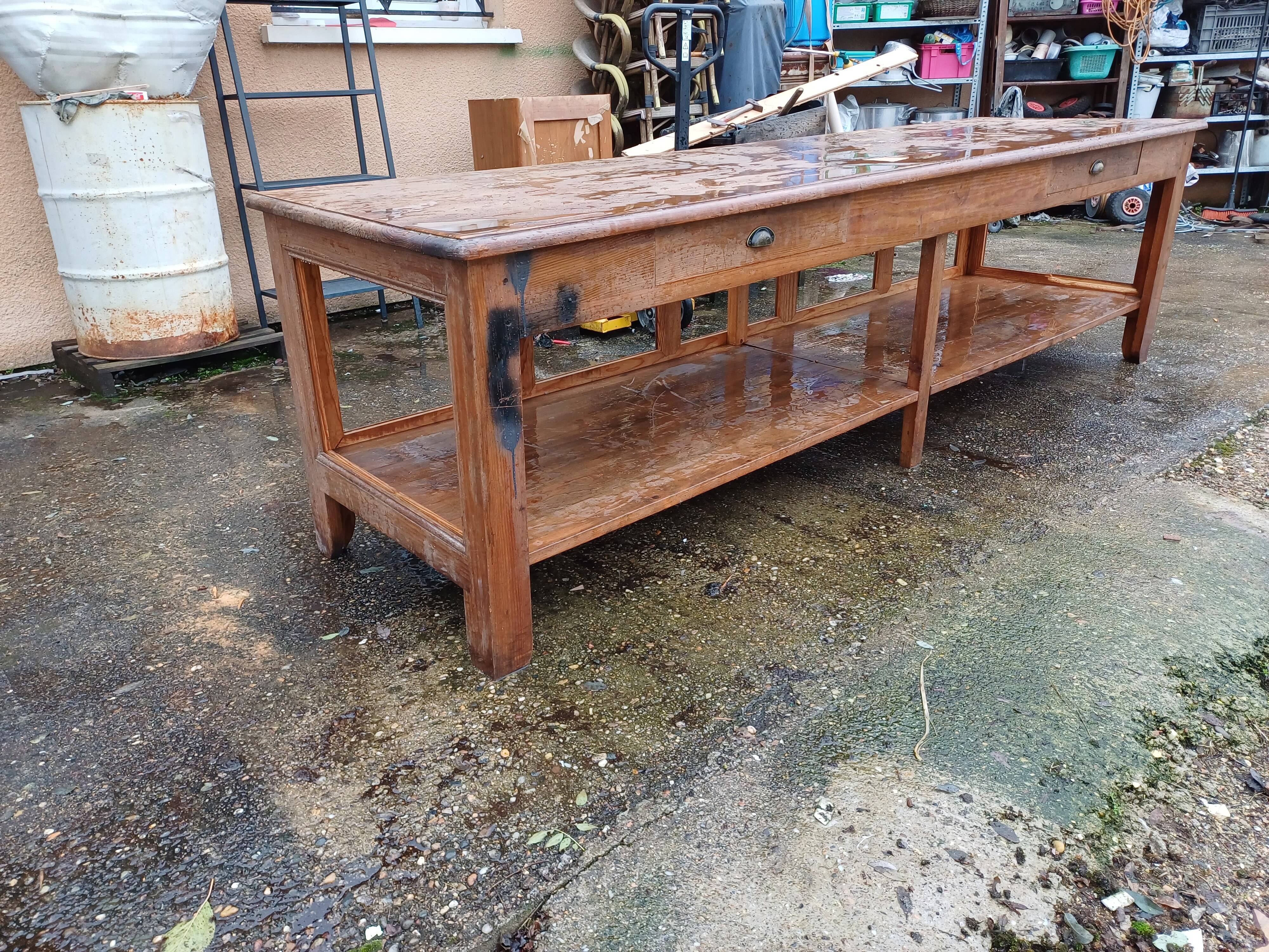 Table de drapier en pin , 2 tiroirs .