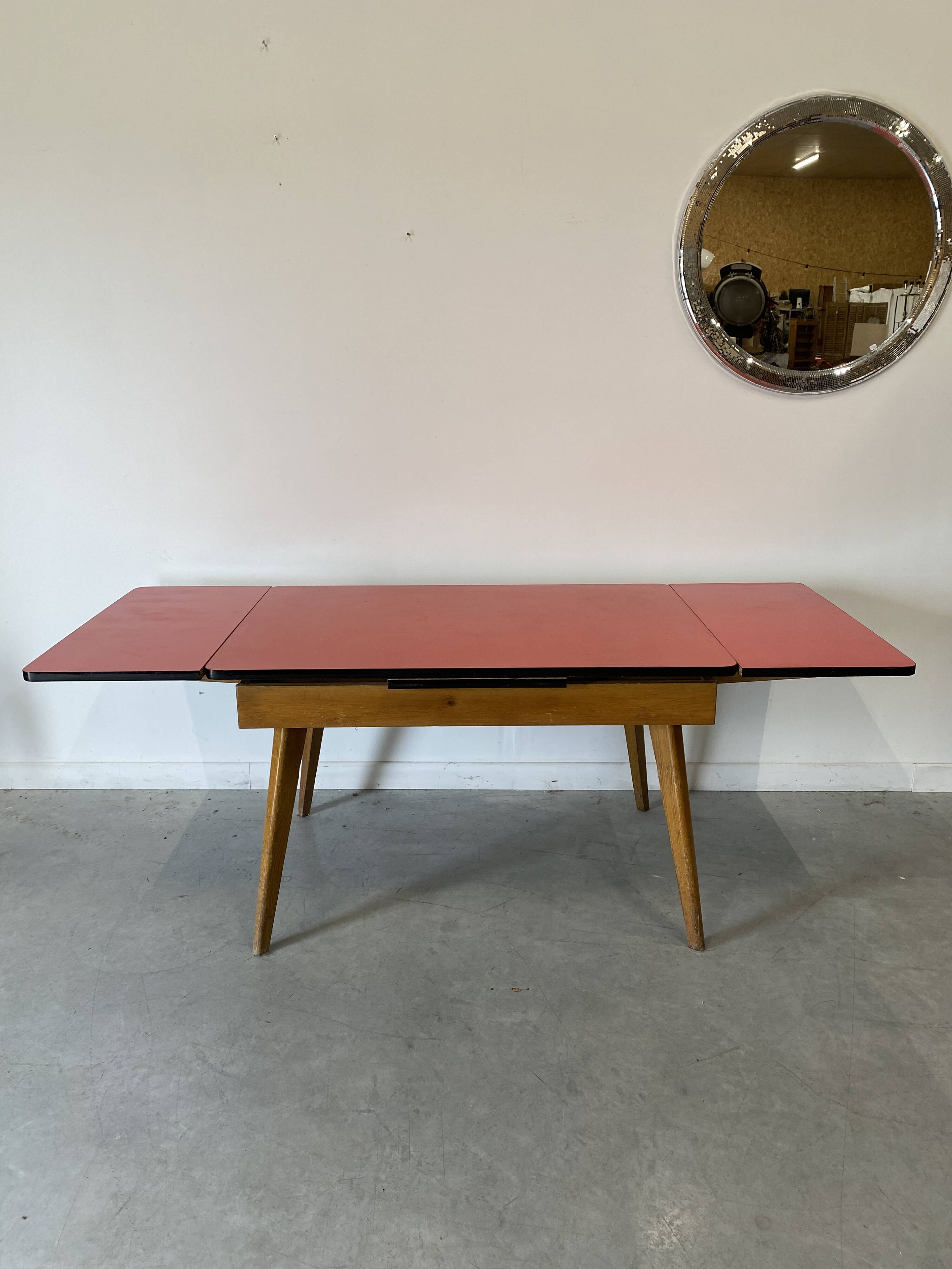 Table à rallonges en Formica et pieds bois