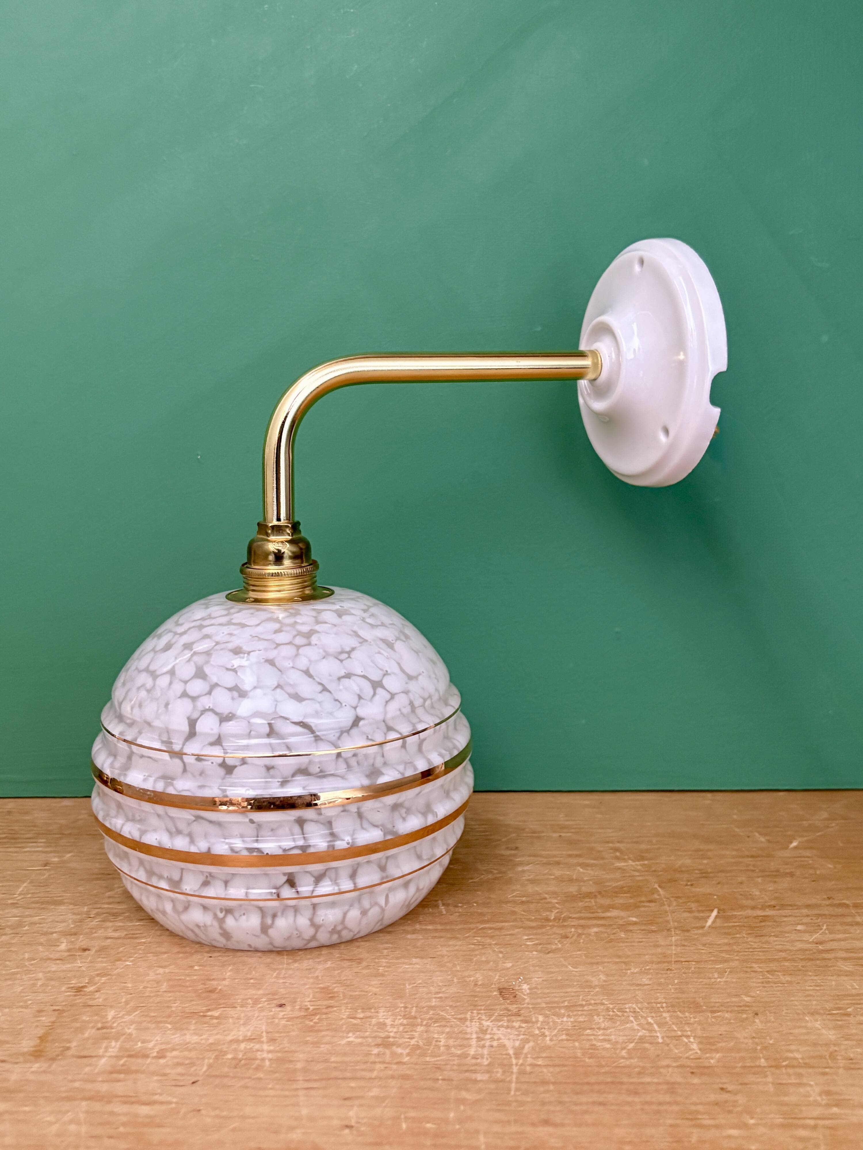 Applique coudée globe vintage en verre de Clichy blanc et doré