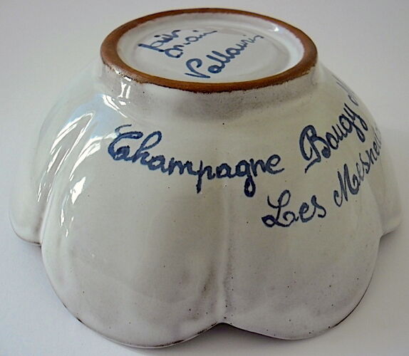 Coupe publicitaire polylobée en grès de Vallauris vernissé blanc pour le champagne Bougy-Moriset