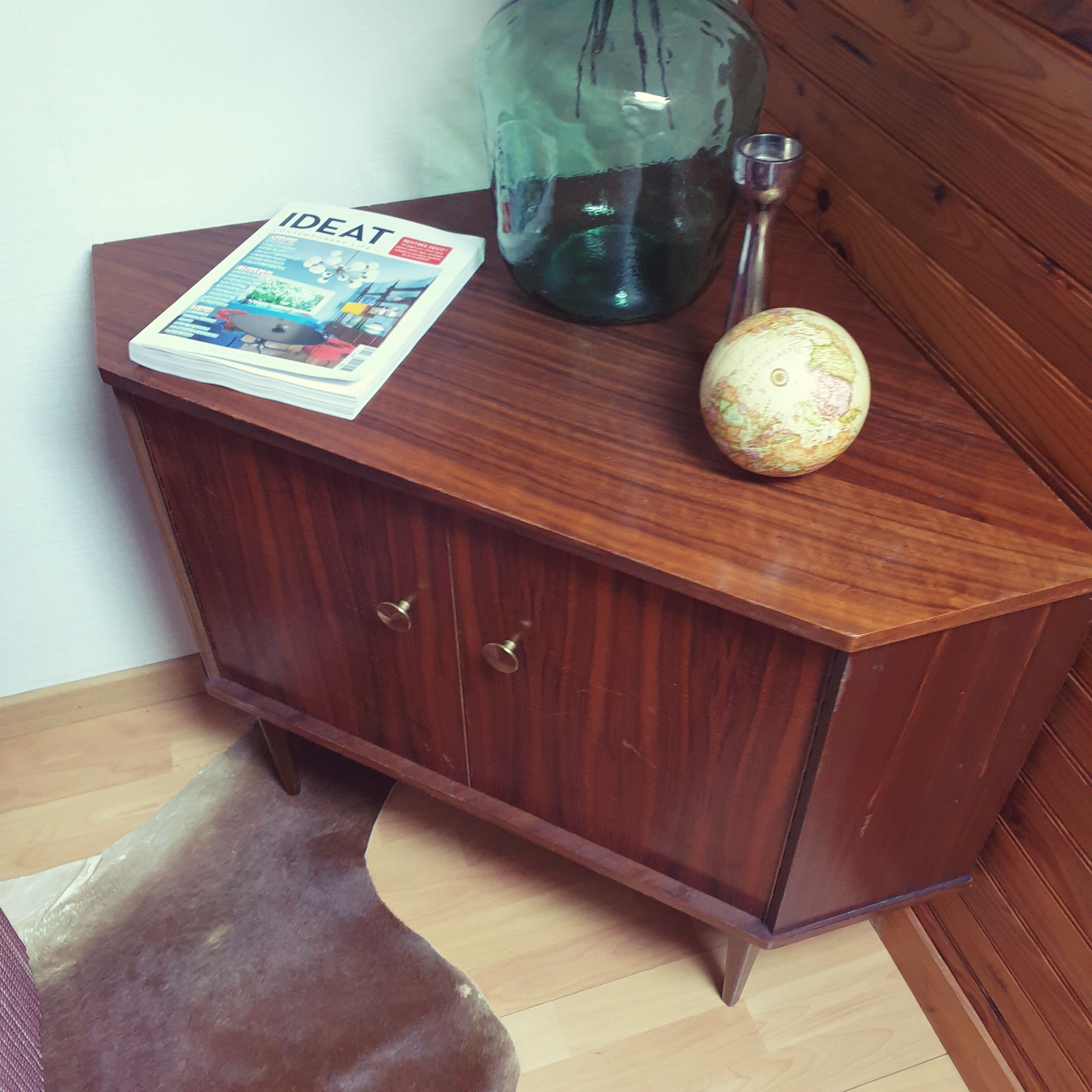 Corner cabinet