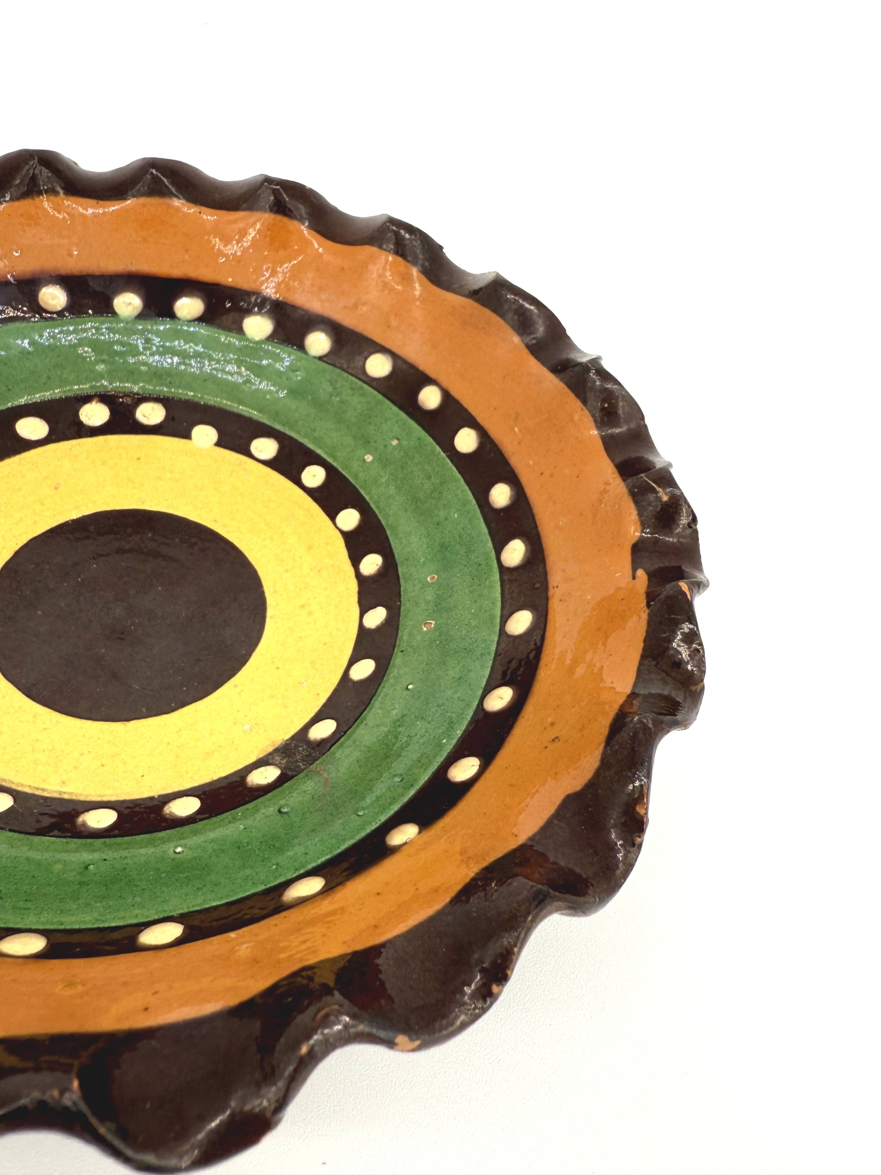 Glazed ceramic cup with wavy edge - wave