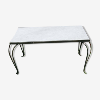 Table basse avec piètement en métal ajouré
