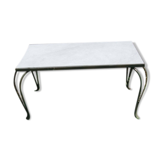 Table basse avec piètement en métal ajouré