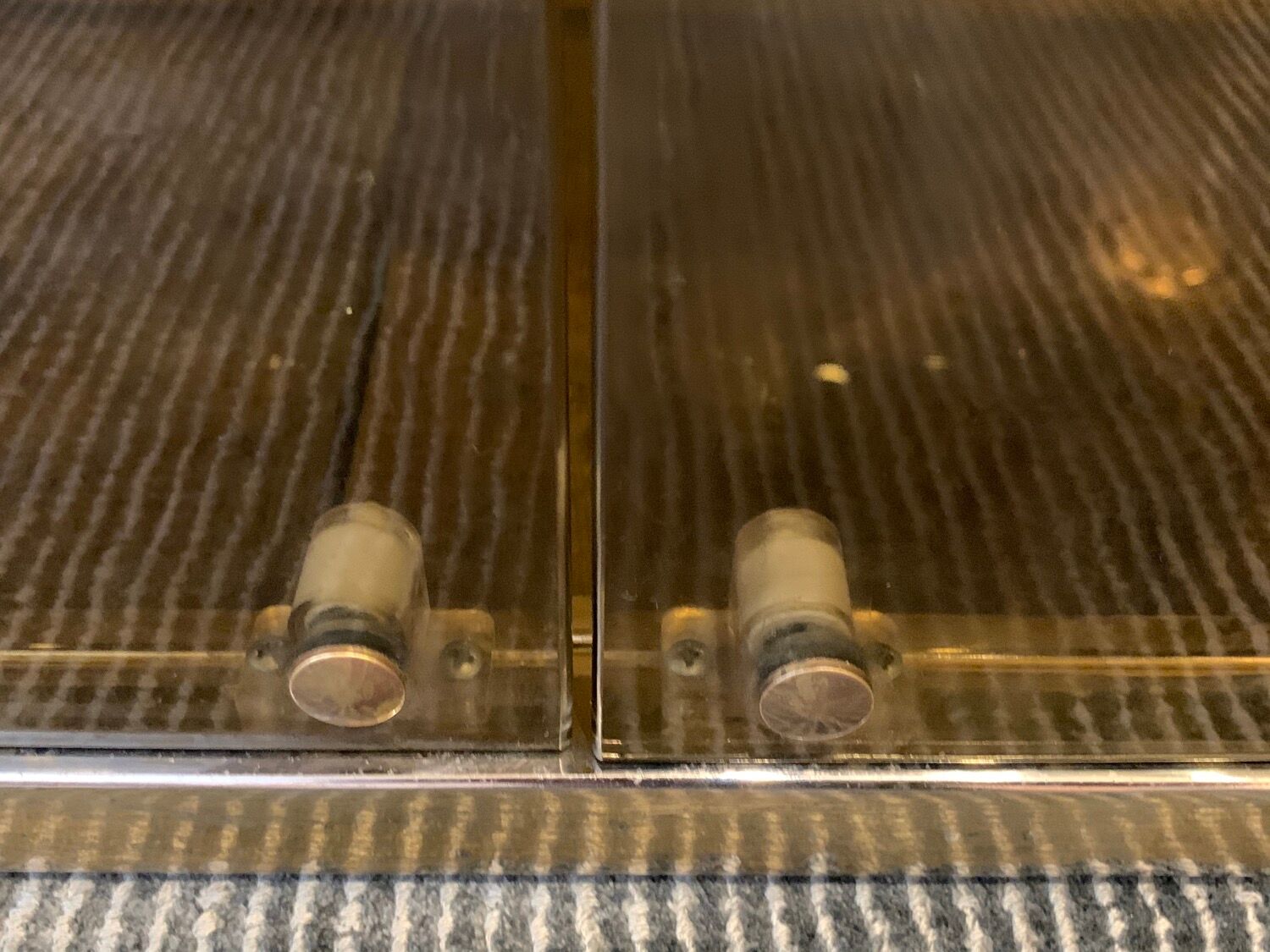 Vitrine Renato Zevi italienne en verre fumé et laiton