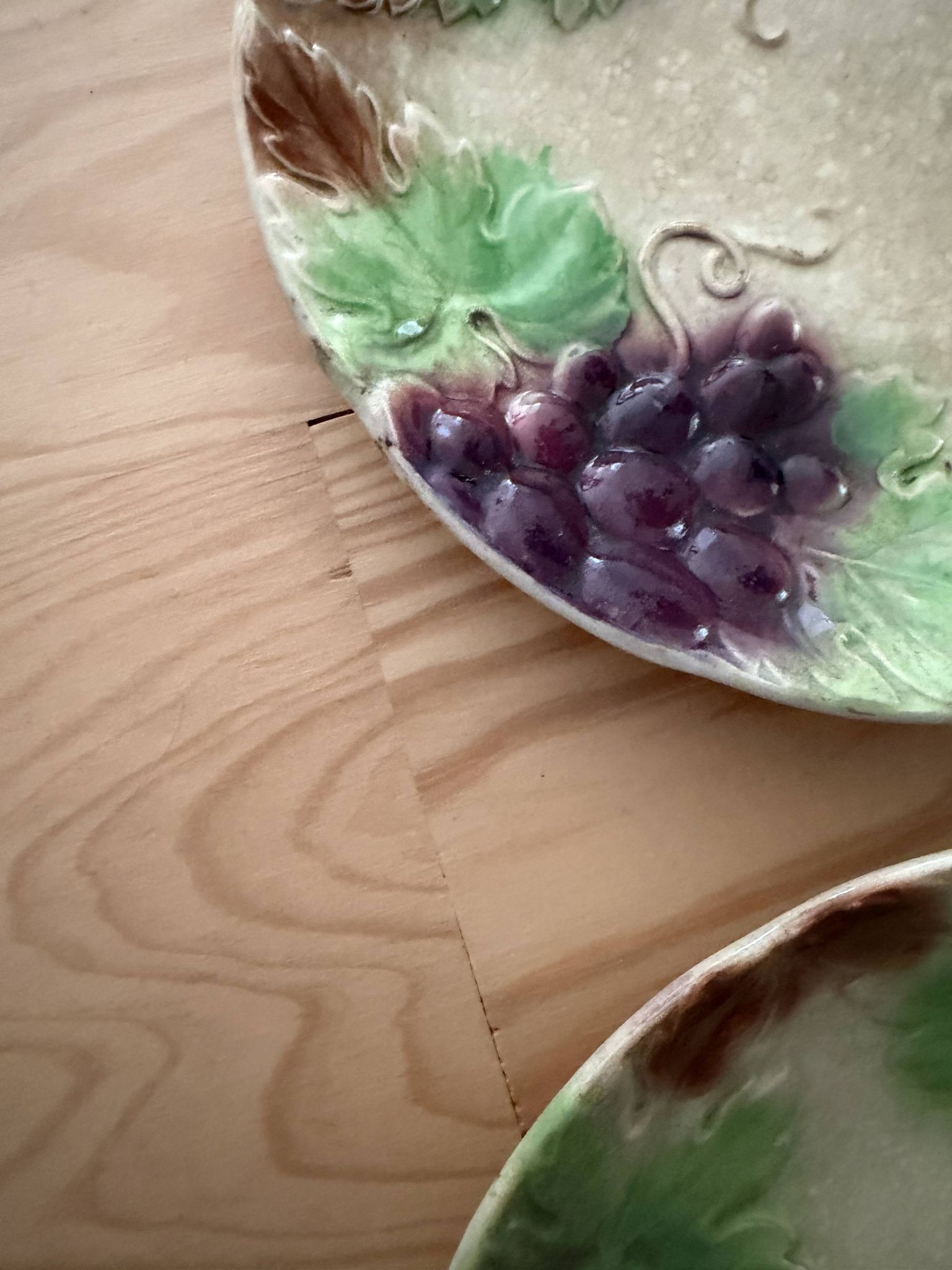 Assiettes en barbotine raisins