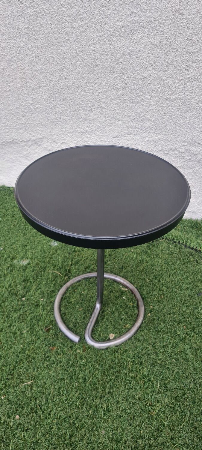 Bauhaus-style pedestal table