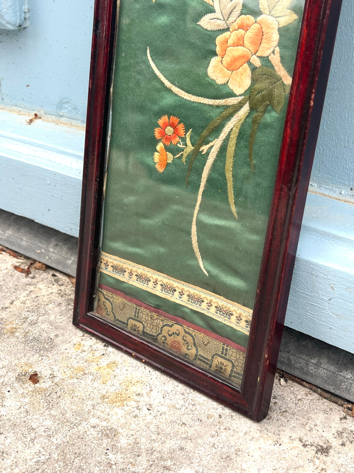 Panneau en soie brodé chinois encadré avec un oiseau et des fleurs.