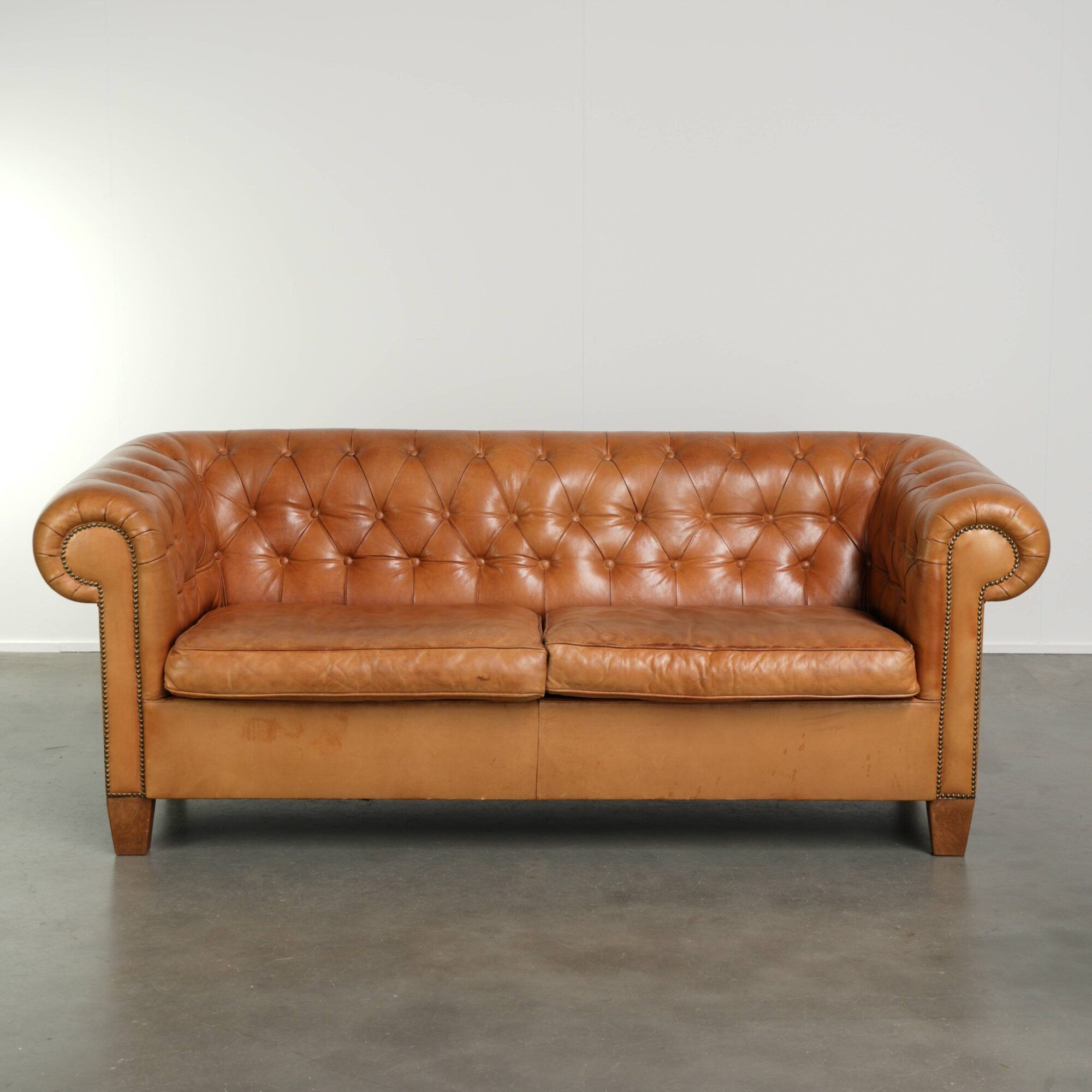 Sheepskin 2.5-seater Chesterfield sofa in a light cognac colour
