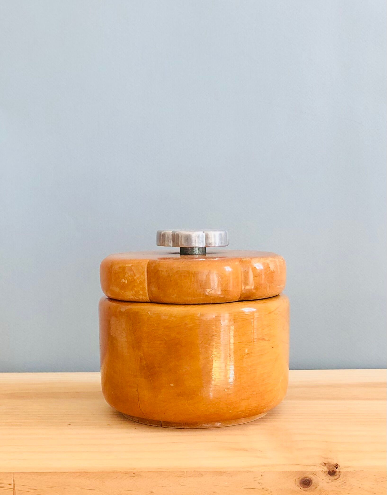 Vintage box in varnished wooden flower lid