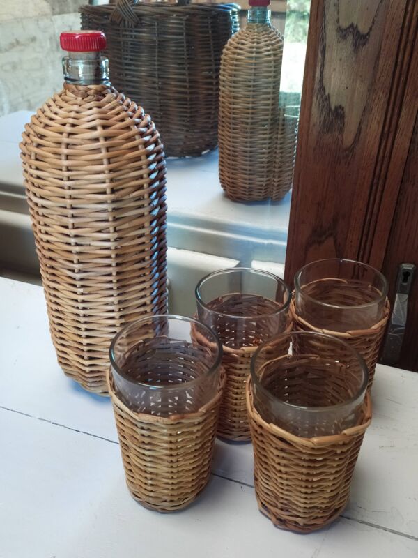 Bouteille et verres en rotin