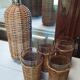 Bouteille et verres en rotin