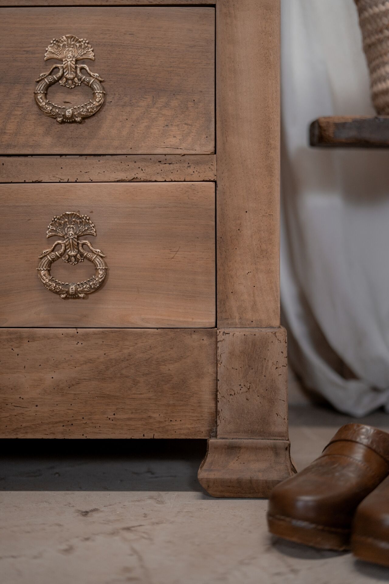 Commode en noyer massif