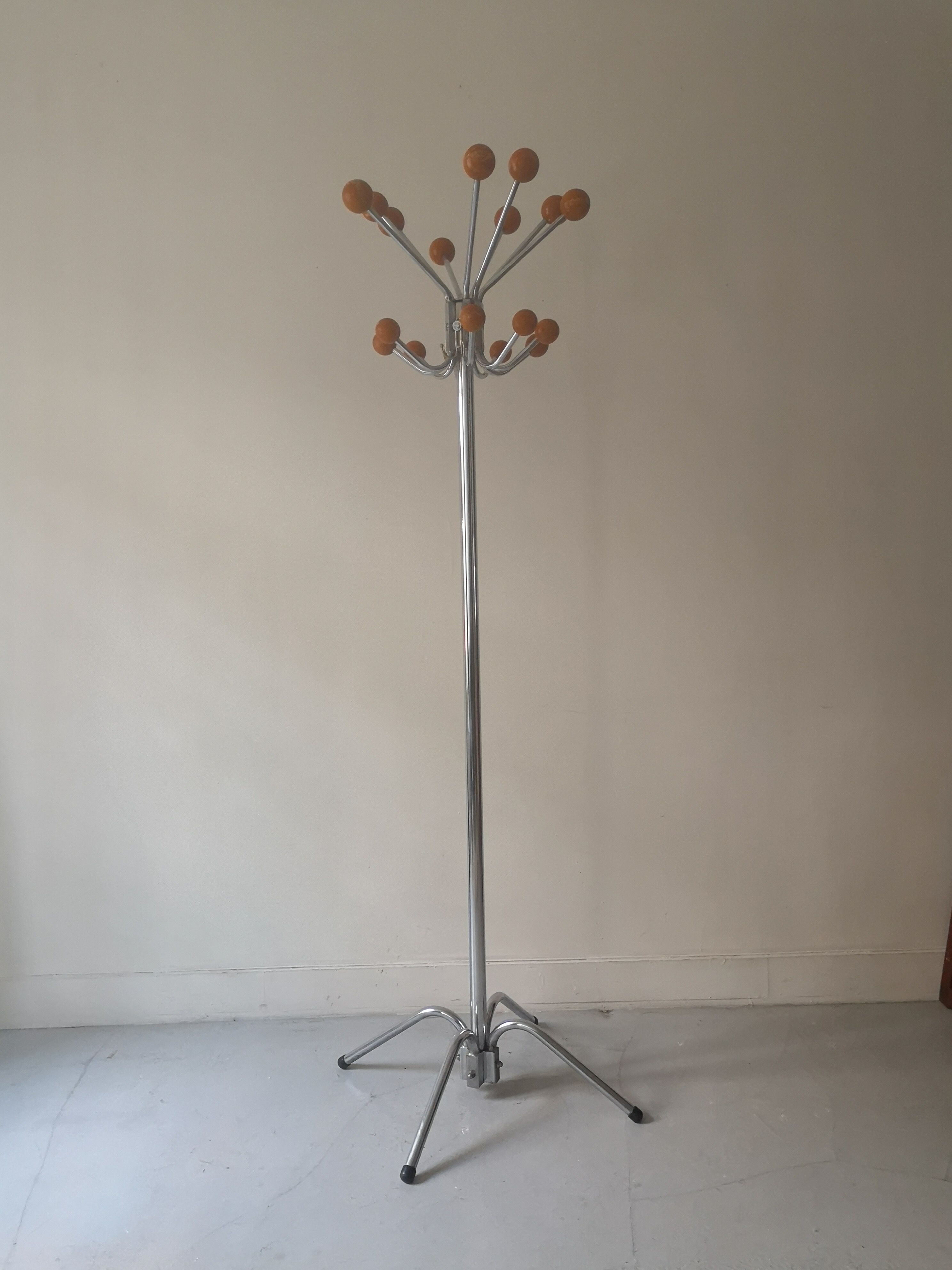Rotatable parrot coat rack in chrome and wood, design 1970