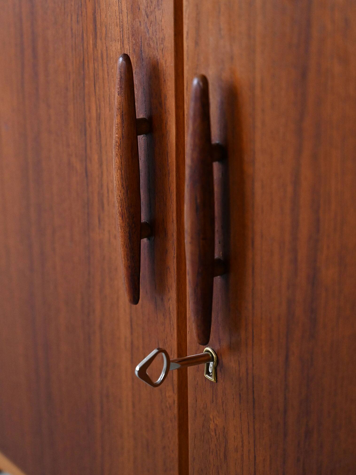 Bibliothèque vintage avec étagère coulissante