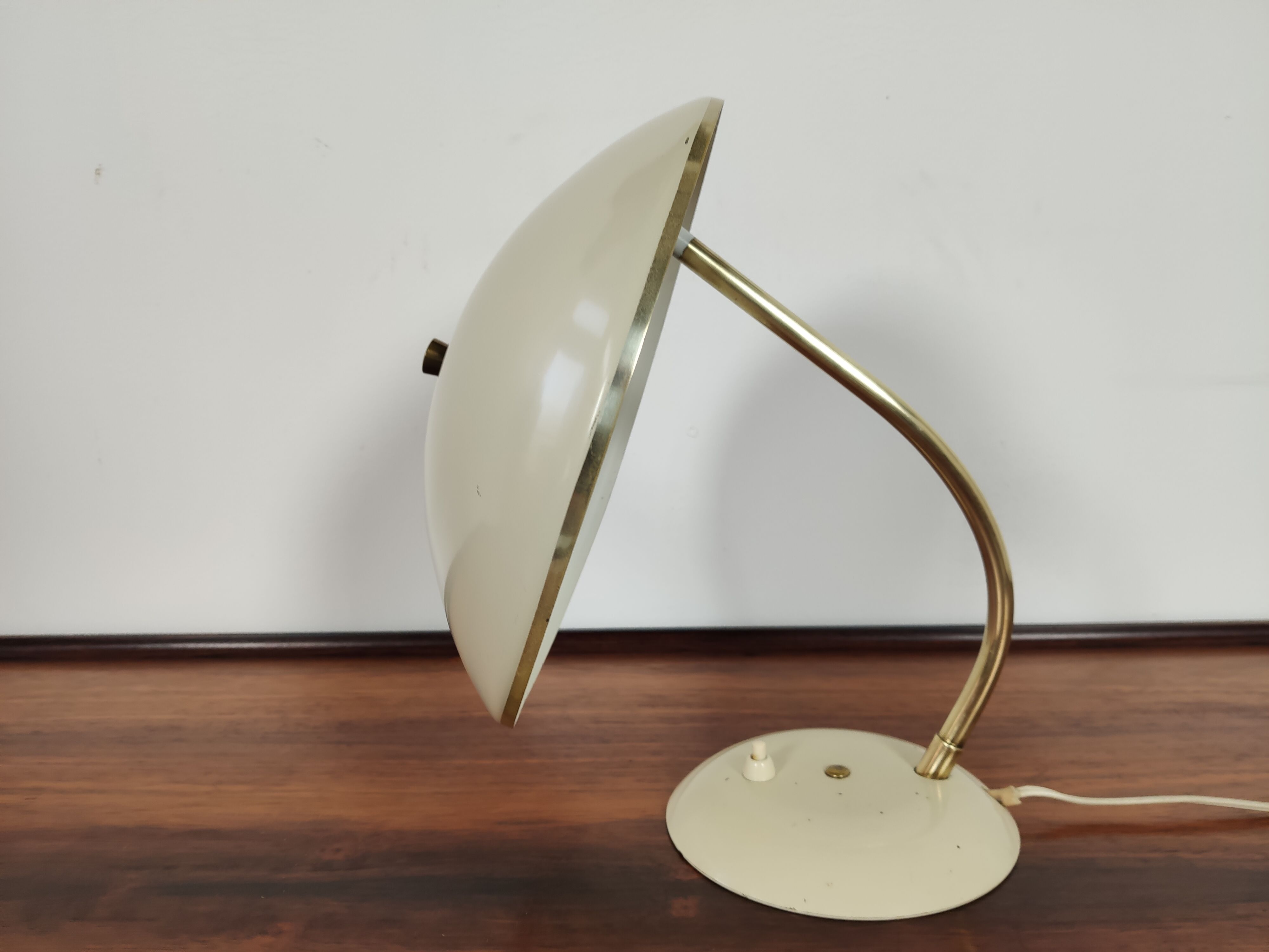 Brass and metal-laying lamp