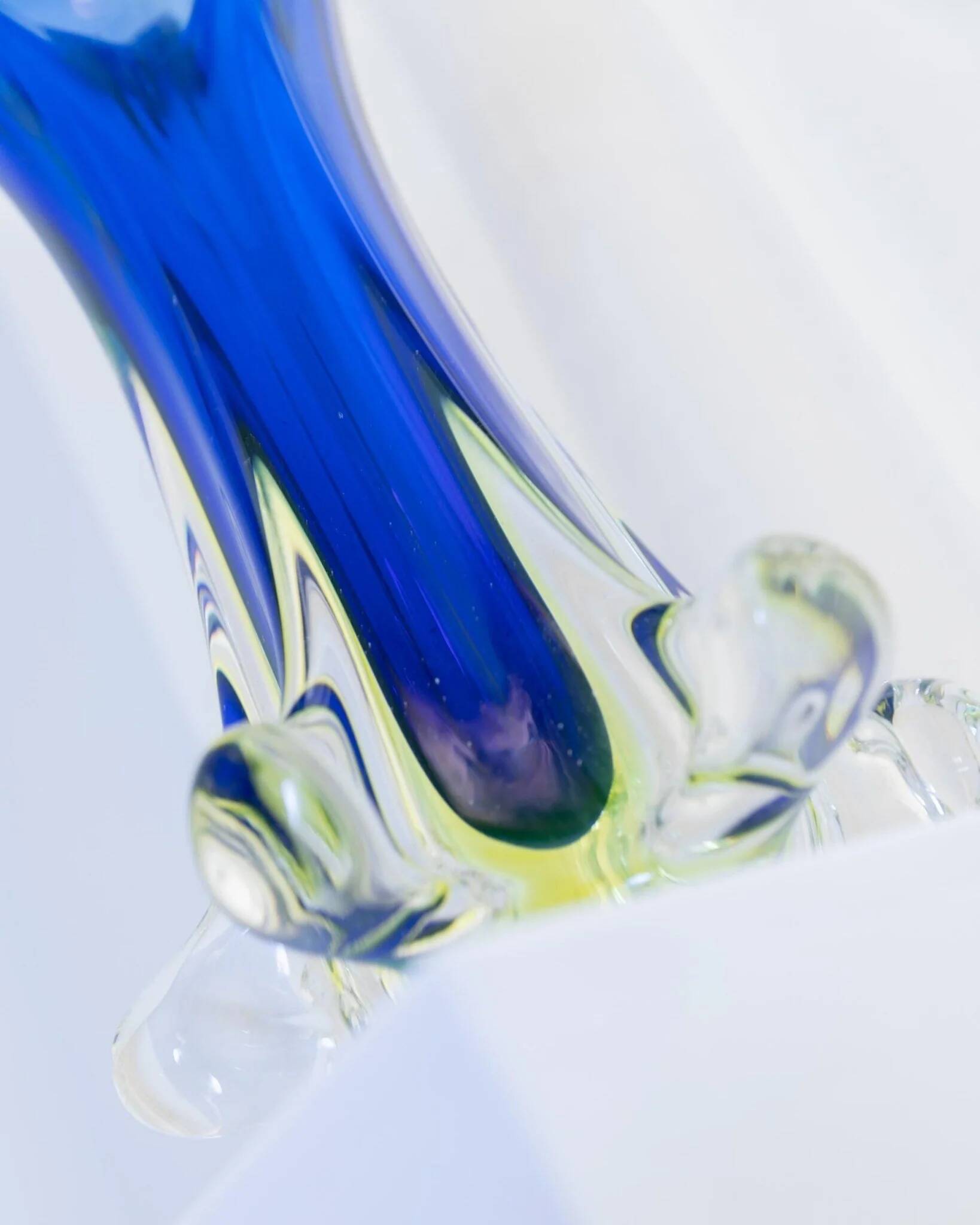 Vase en verre Murano XXL Fratelli Toso en bleu avec une couche extérieure transparente, art décoratif italien des années 1960.