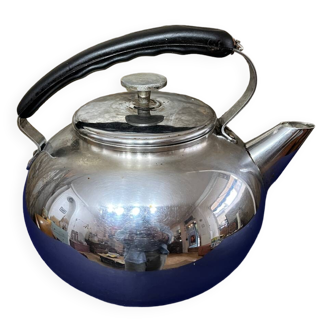 Round chrome kettle