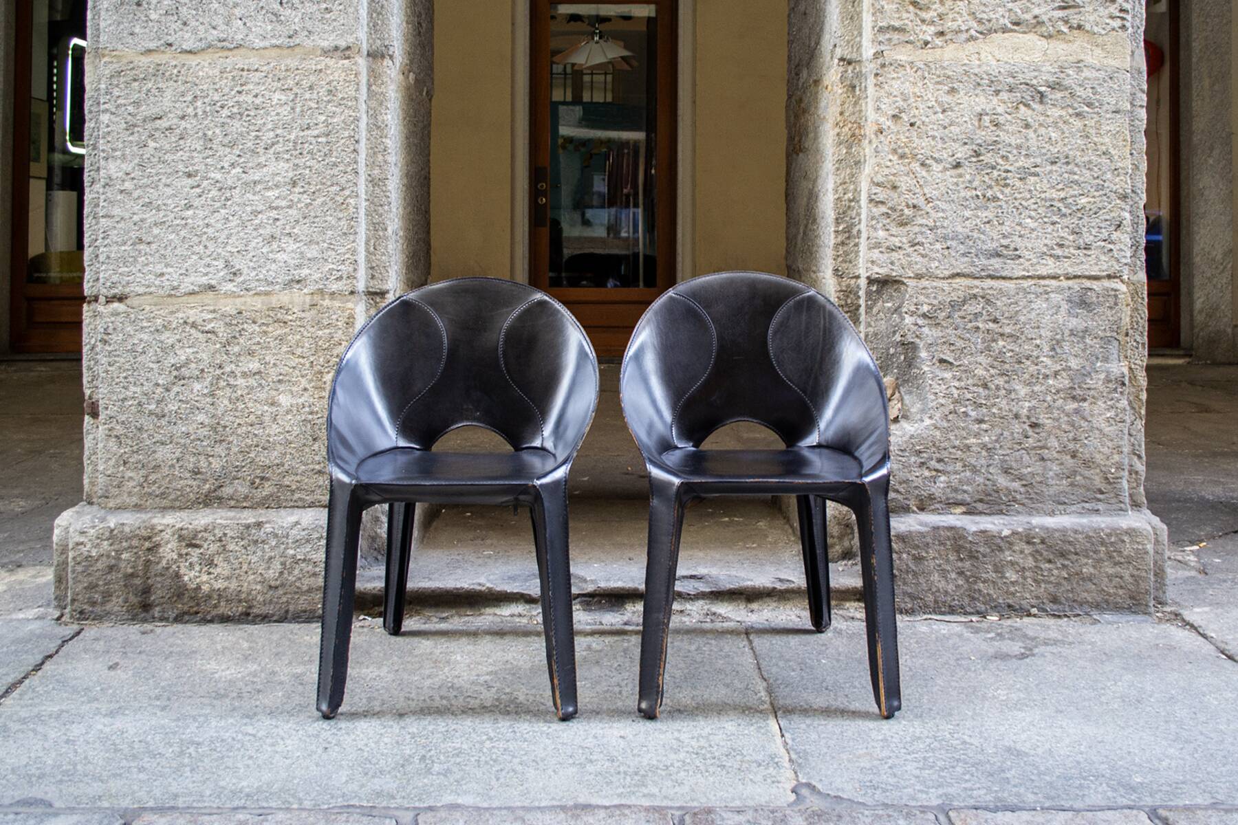 Sedie Lira e Liuto in pelle nera di Mario Bellini per Cassina 1989