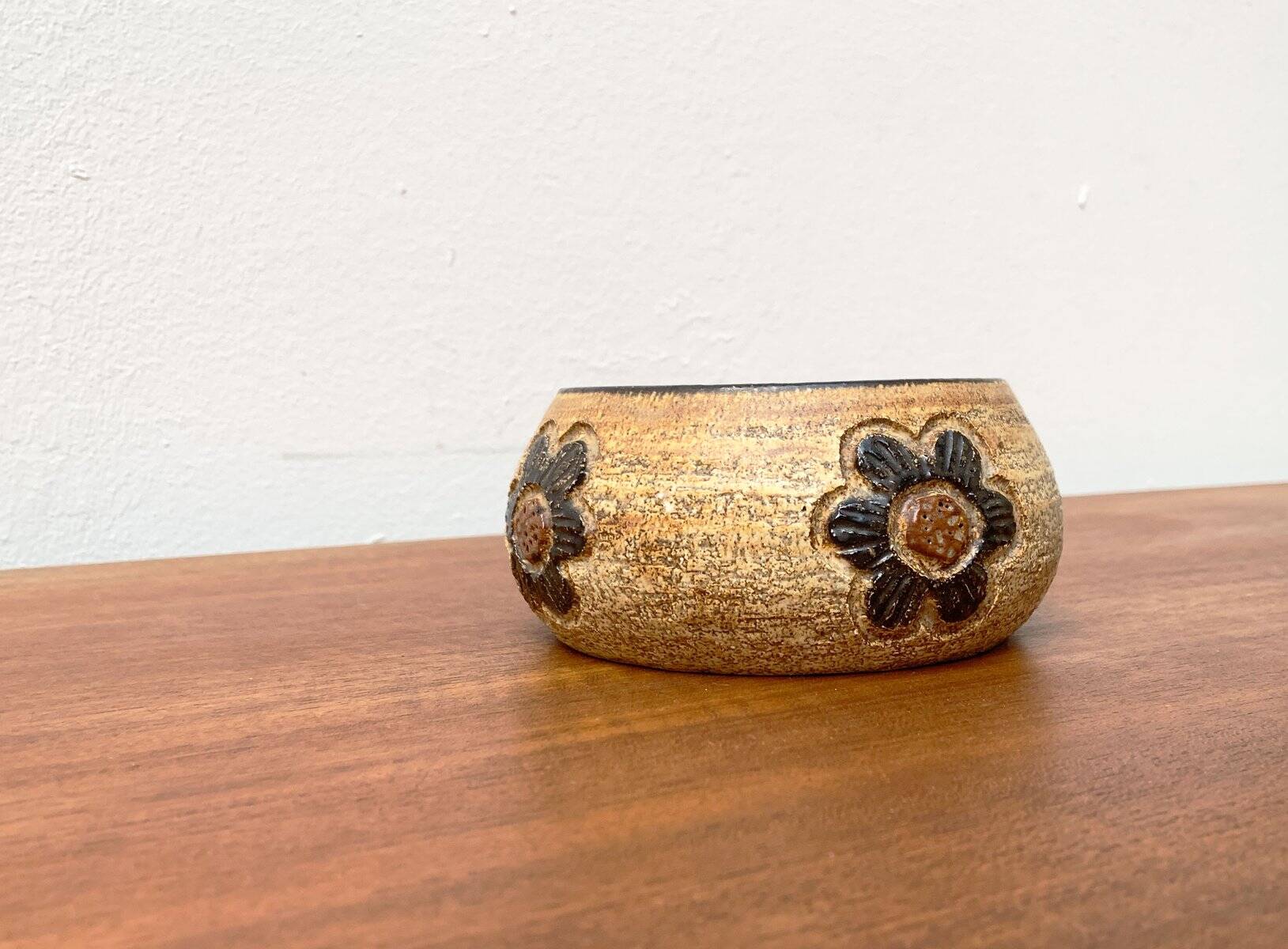 Vintage ceramic bowl by Jette Hellerøe.