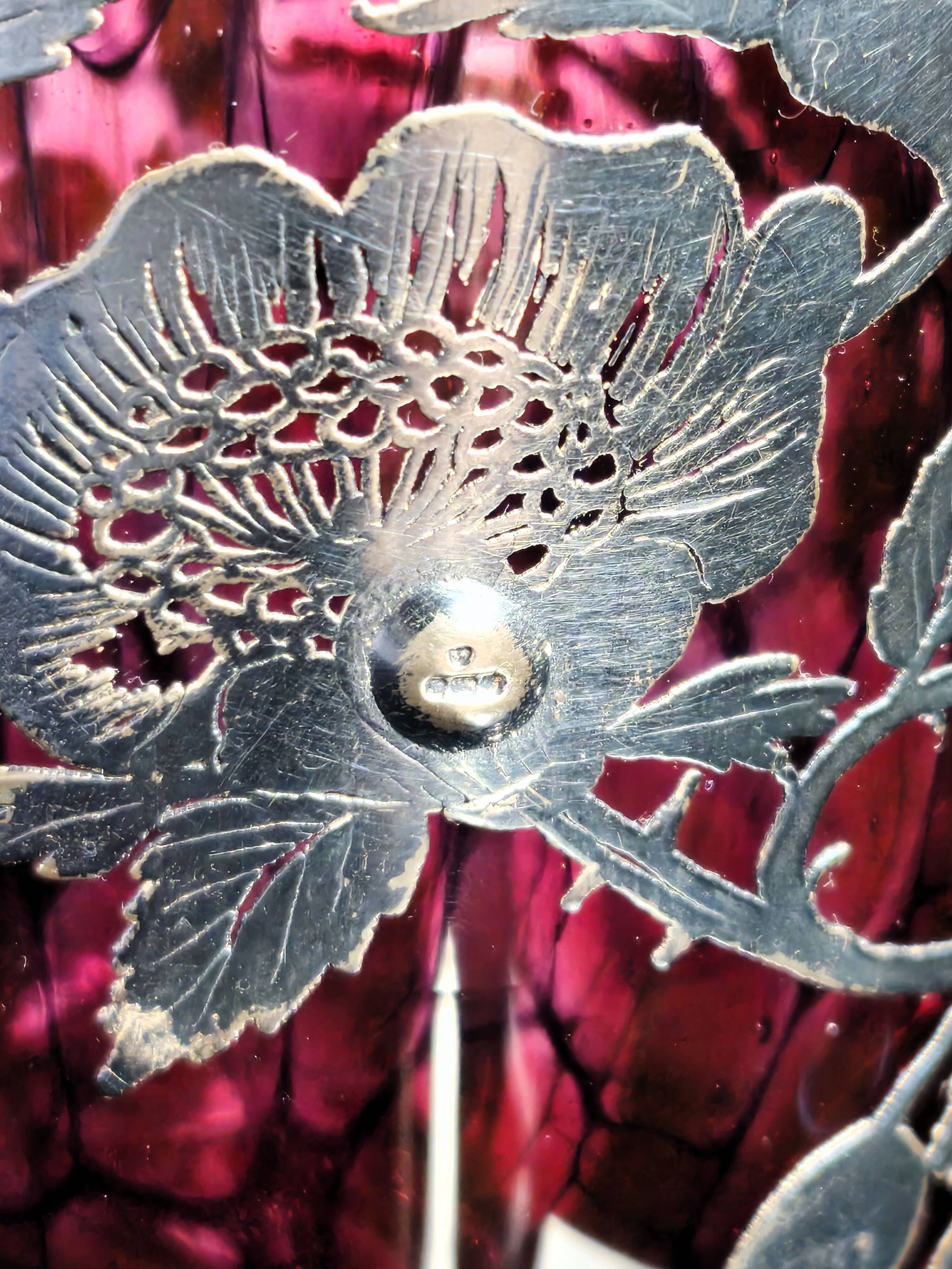 Paire de vases Laugharne avec revêtement en argent, en verre soufflé à la main de couleur rubis marbré.