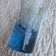 Vase soliflore en verre bullé bleu signé Biot