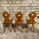 Curva Cuore chairs in the style of zip lines