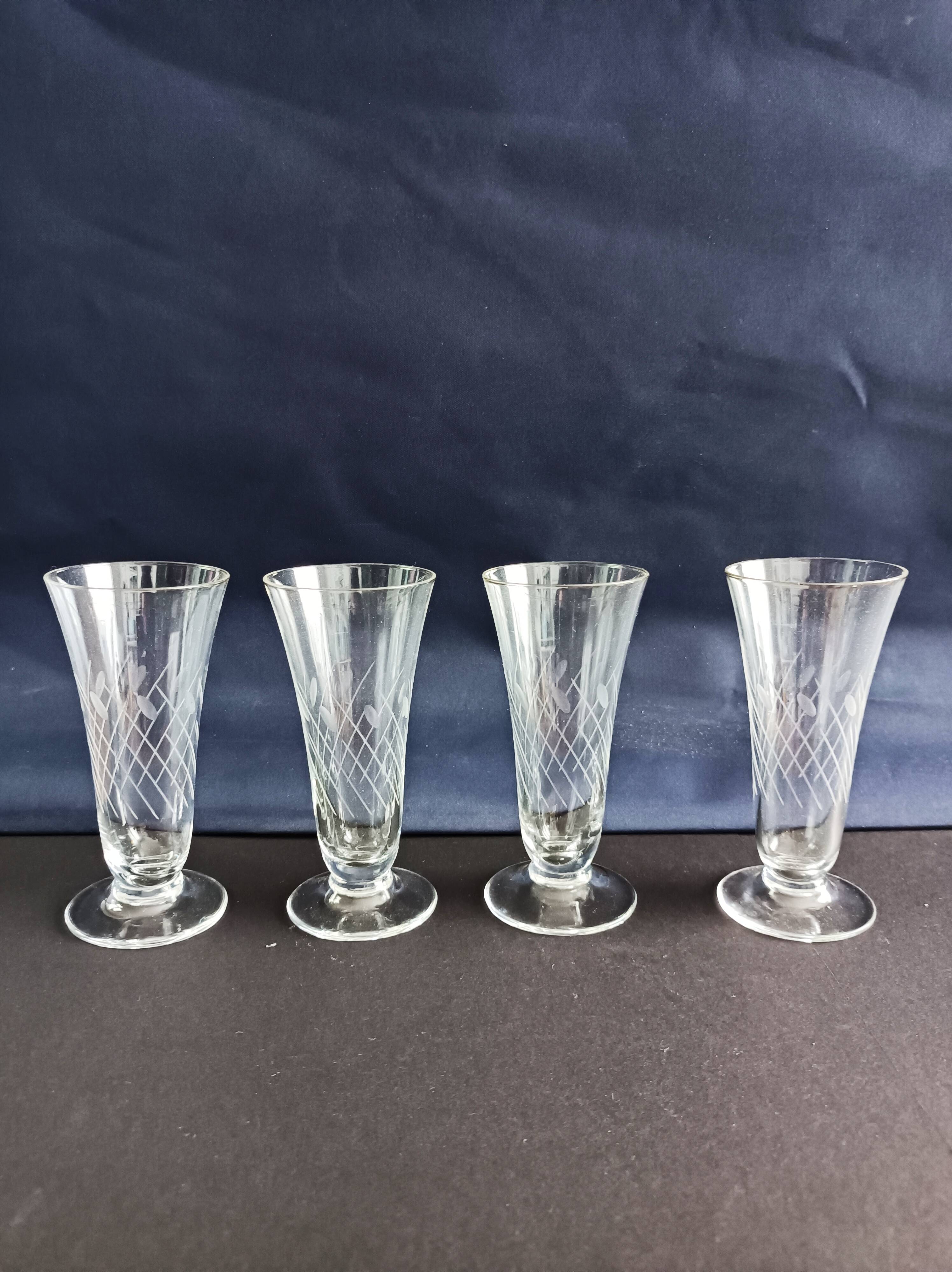 Set of 4 engraved glass champagne flutes