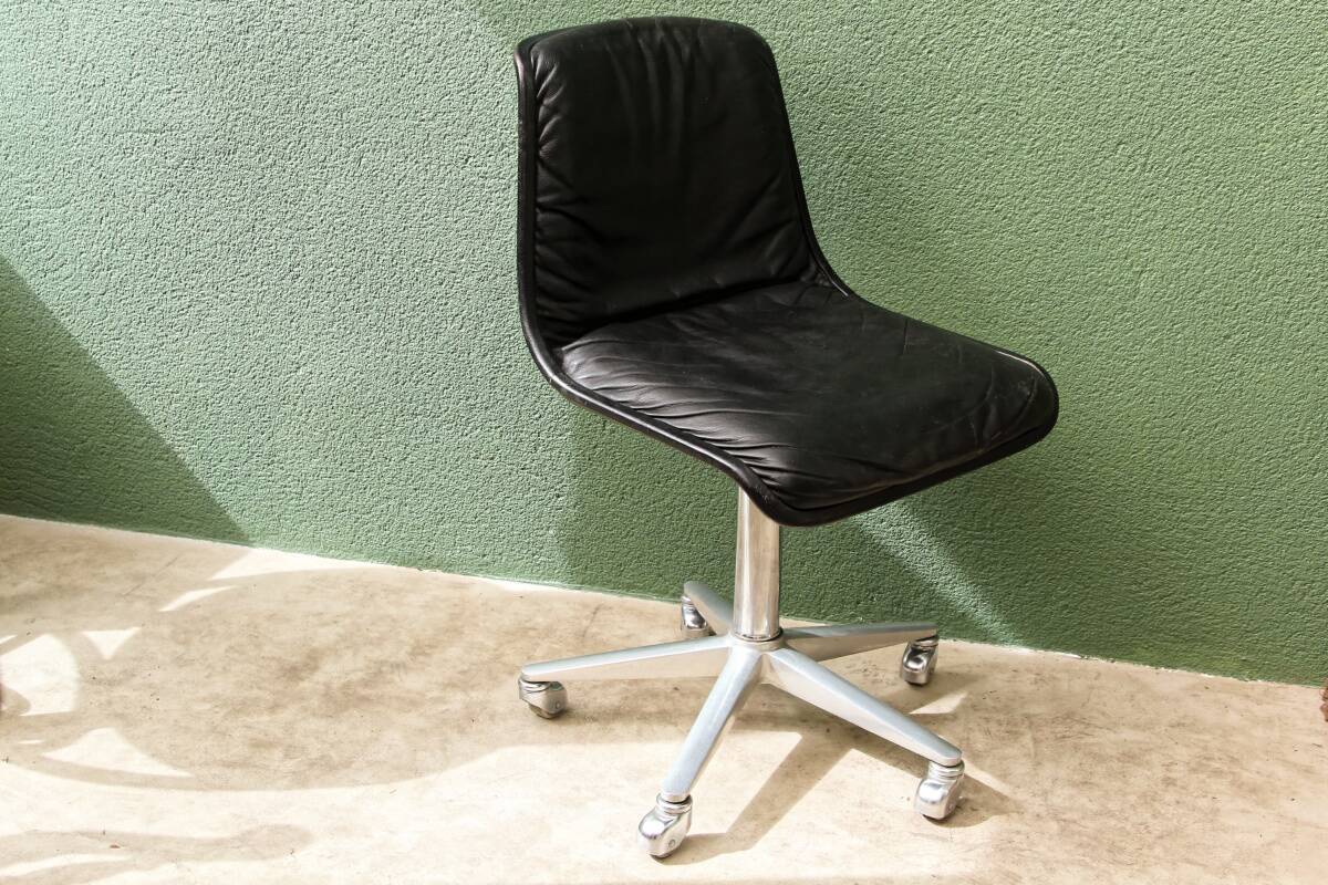 Wilkhahn swivel office chair, 1970s, chrome metal and leather