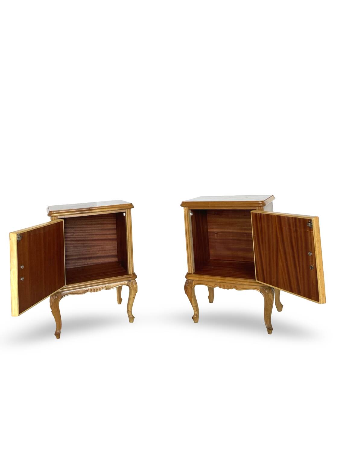 Tables de chevet italiennes en placage de noyer du milieu du siècle, années 1960.