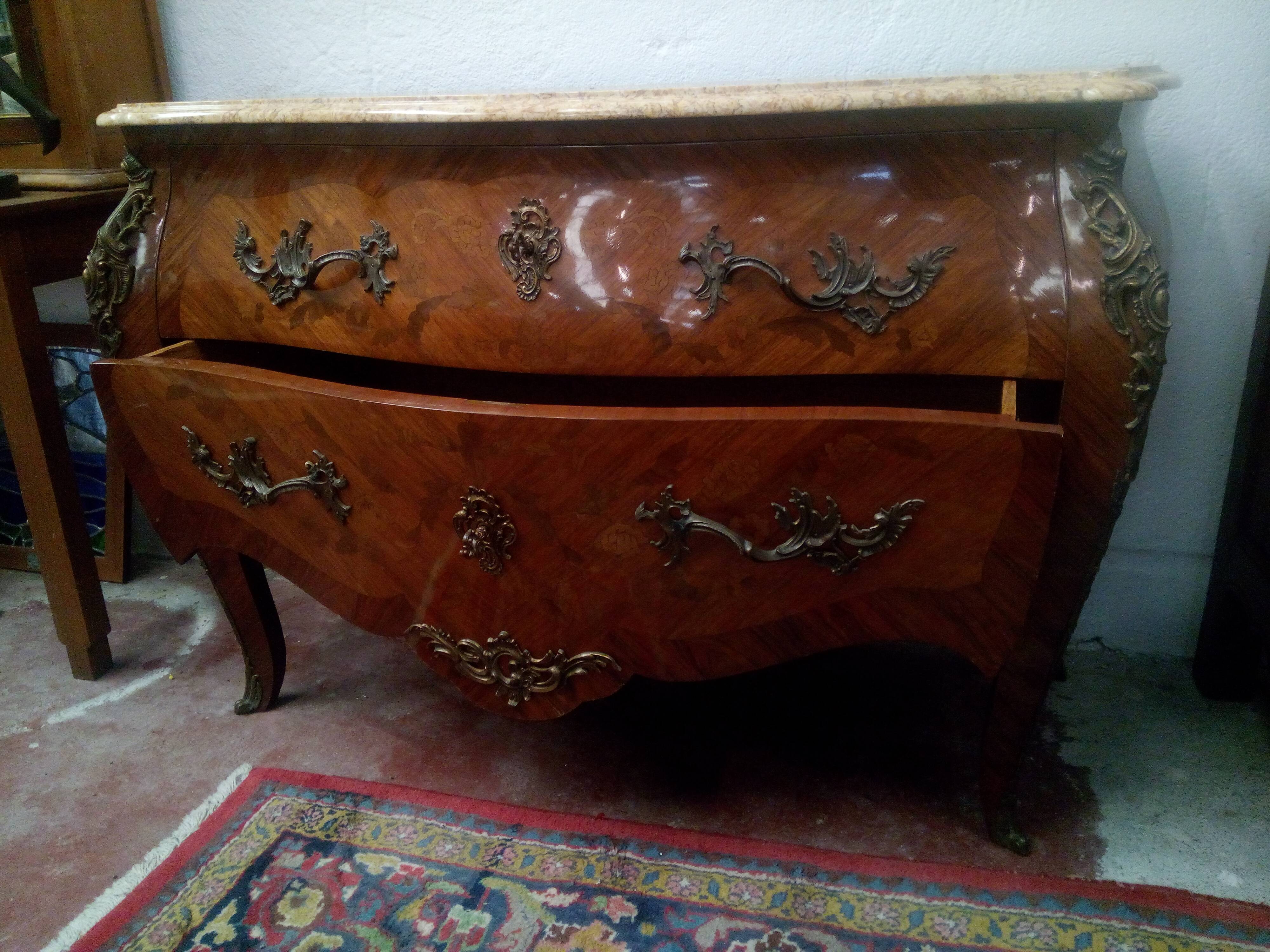 Commode galbée dessus marbre de style Louis XV