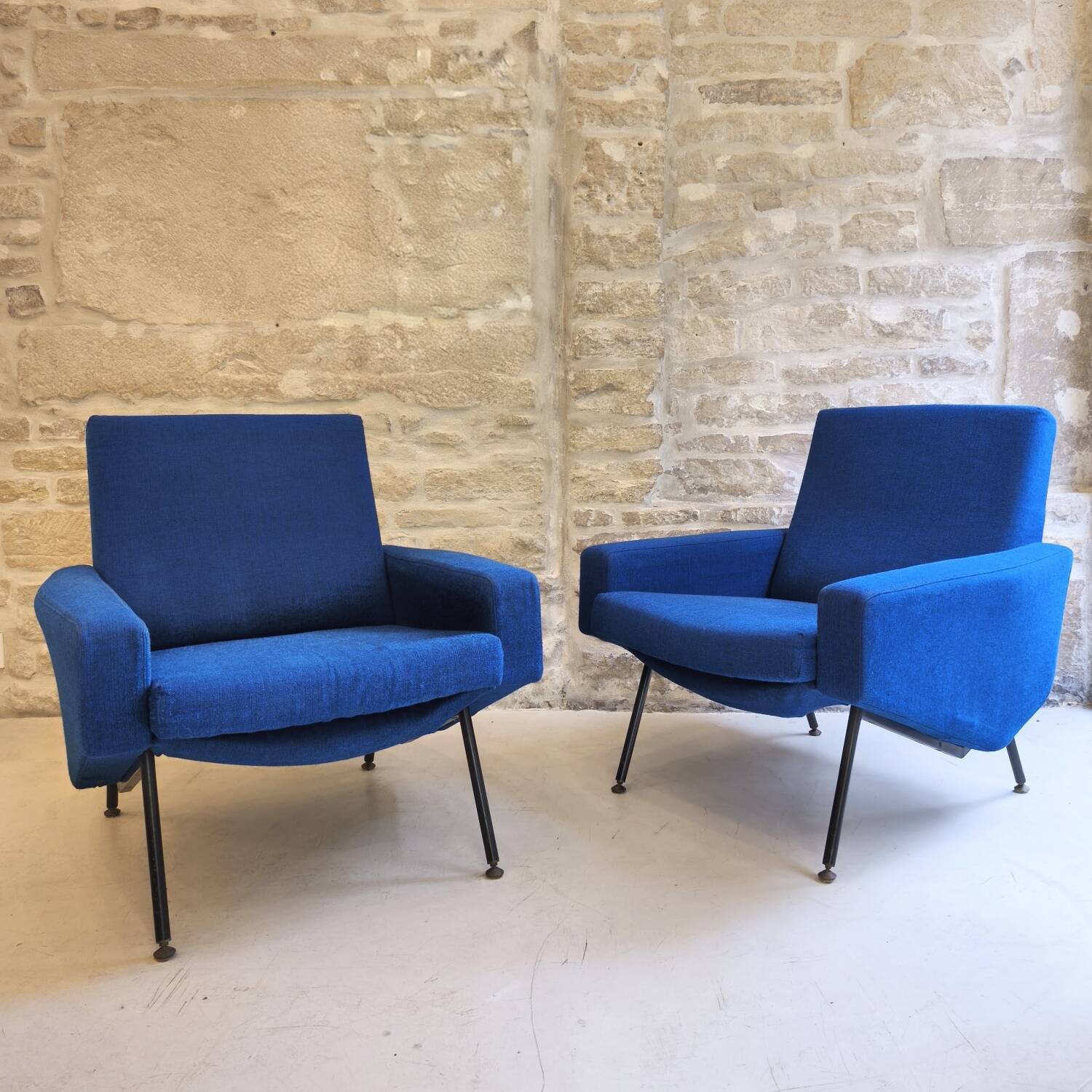 Pair of Troïka armchairs, design by Paul Geoffroy, Airborne edition.