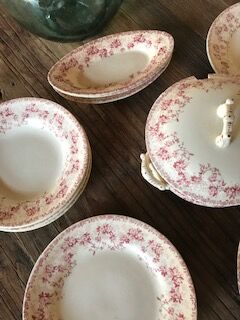 Set of 4 hollow plates red iron earth, Boulenger Choisy the King