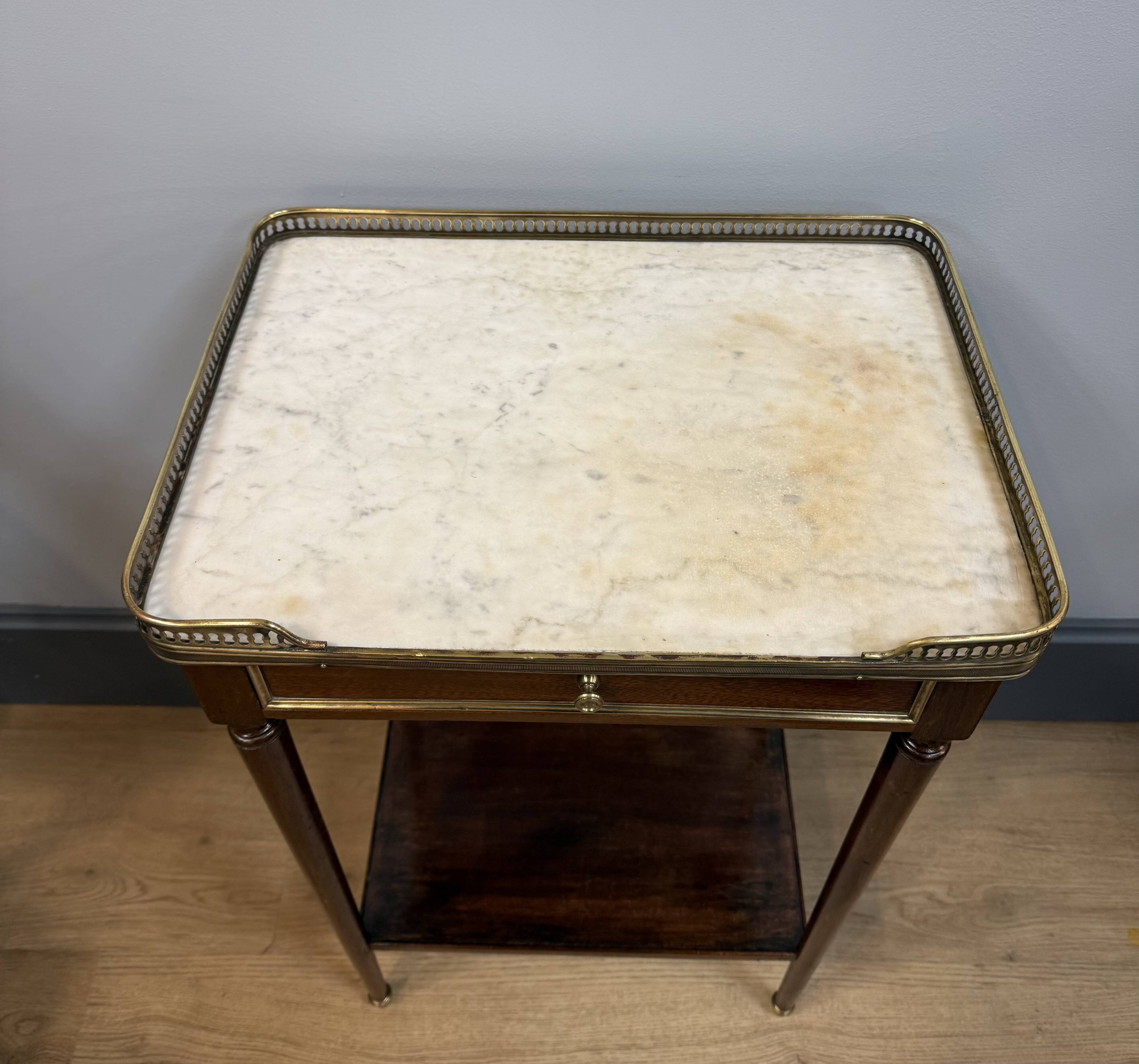 Paire de chevets style Louis XVI en acajou